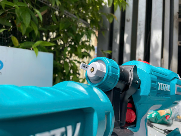 BỘ COMBO SÚNG BẮN ĐINH TCBNLI2016 MÁY PHUN SƠN TCSGLI20406 DÙNG PIN 20V (2 pin 20V x 2.0Ah + sạc) TOTAL TOSLI23054 - HÀNG CHÍNH HÃNG