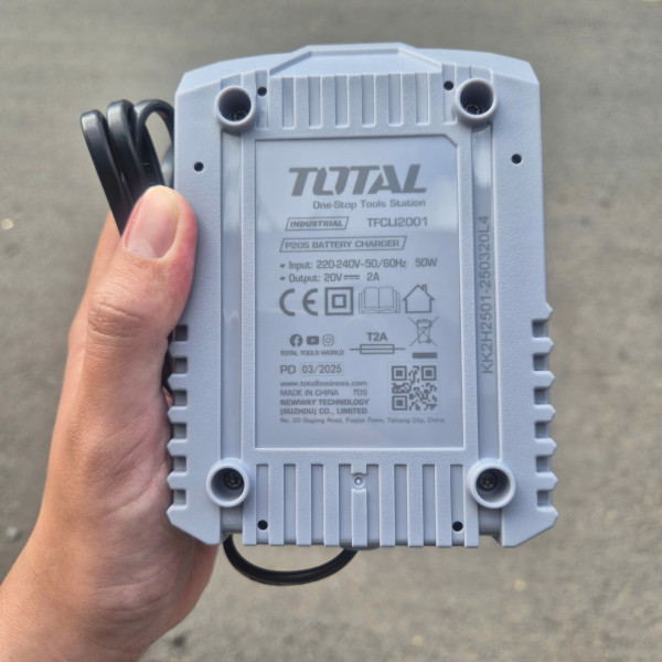 Máy khoan búa dùng pin Lithium-ion 20V TOTAL TIDLI20668 (2 pin 2.0Ah và 1 sạc)