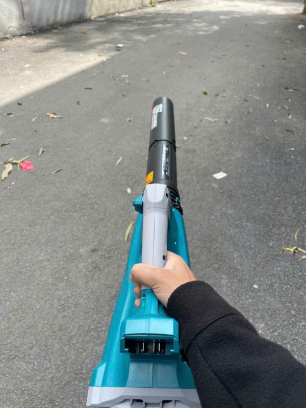 Máy thổi bụi động cơ không chổi than dùng pin 20V Total TABLI20428