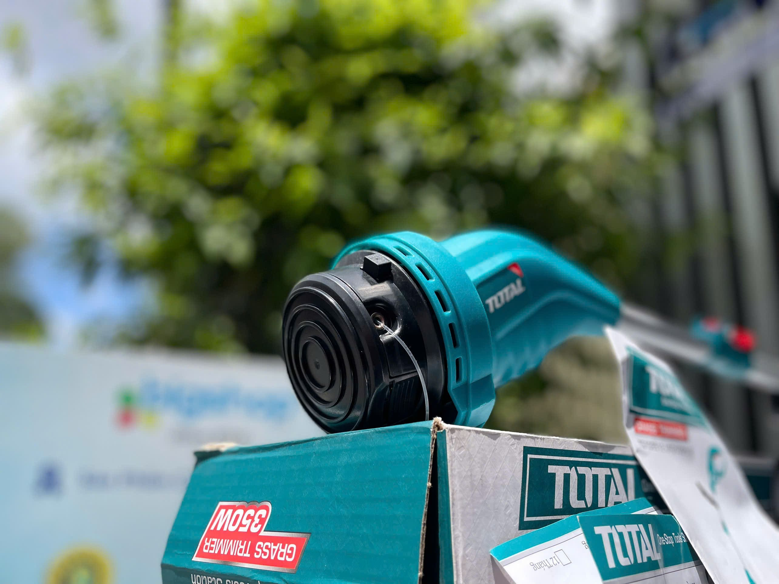 Máy cắt cỏ cầm tay dùng điện TOTAL TG103512 350W