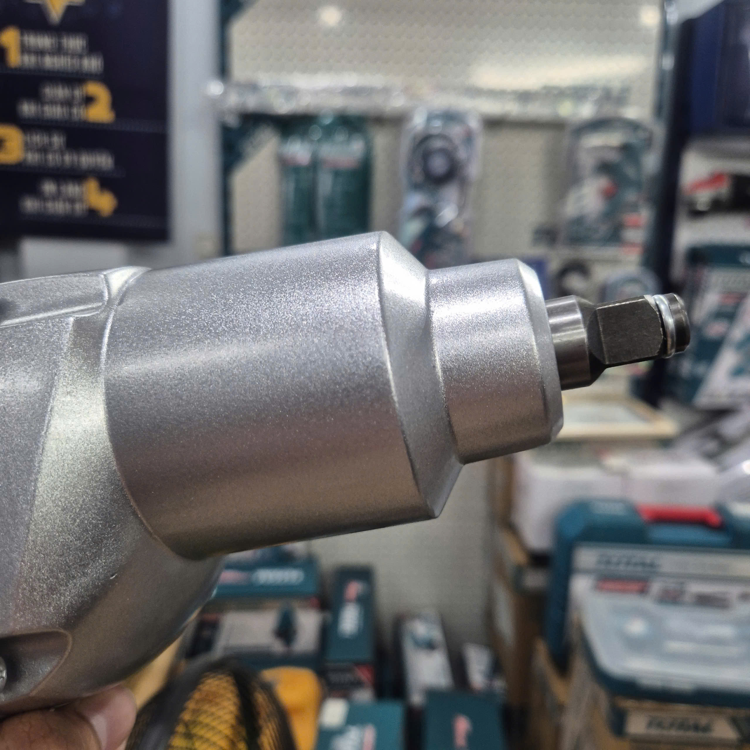 Máy vặn ốc xung lực Crown CT12018 (CS 900W, đầu tuýp 1/2