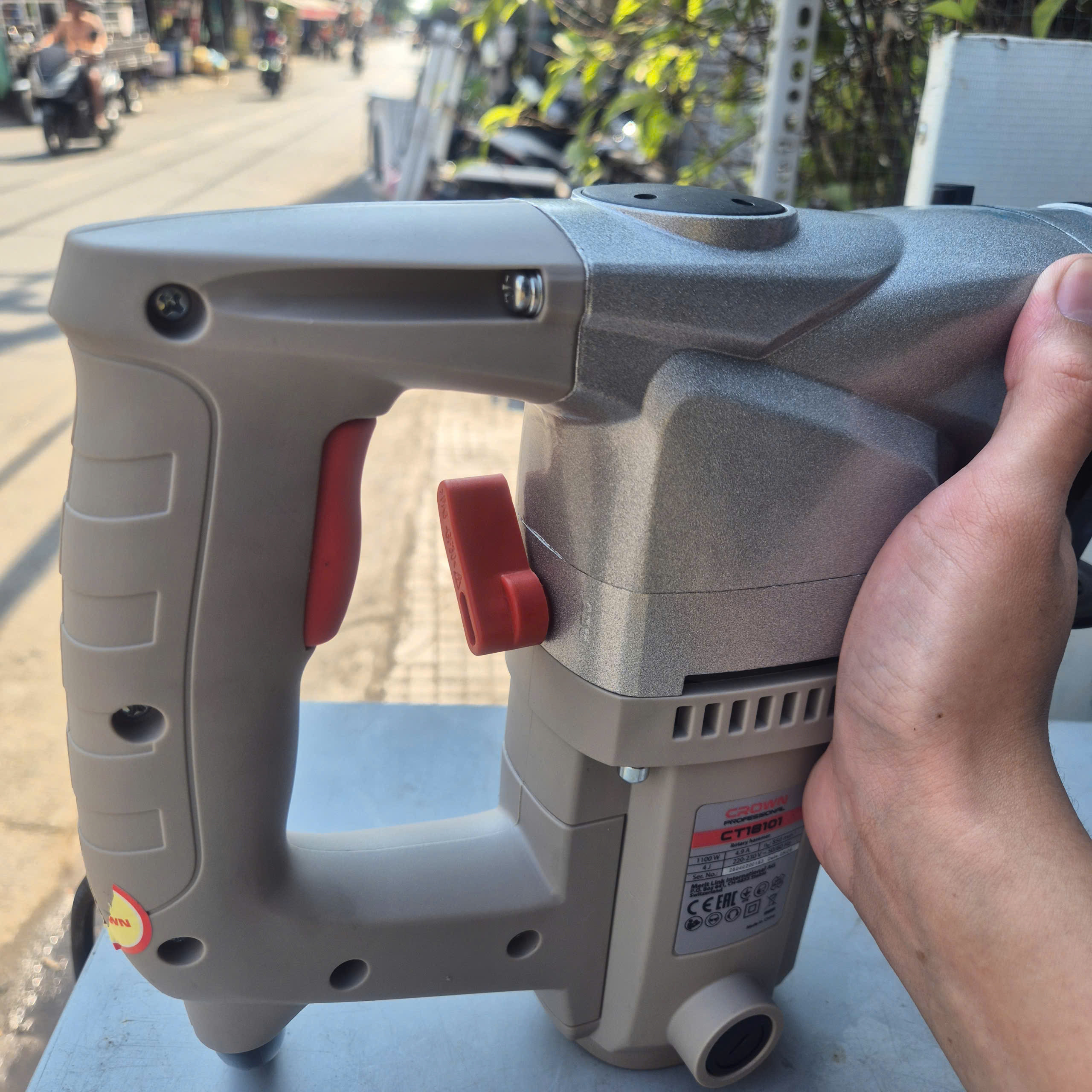 Máy khoan búa 1100W Crown CT18101