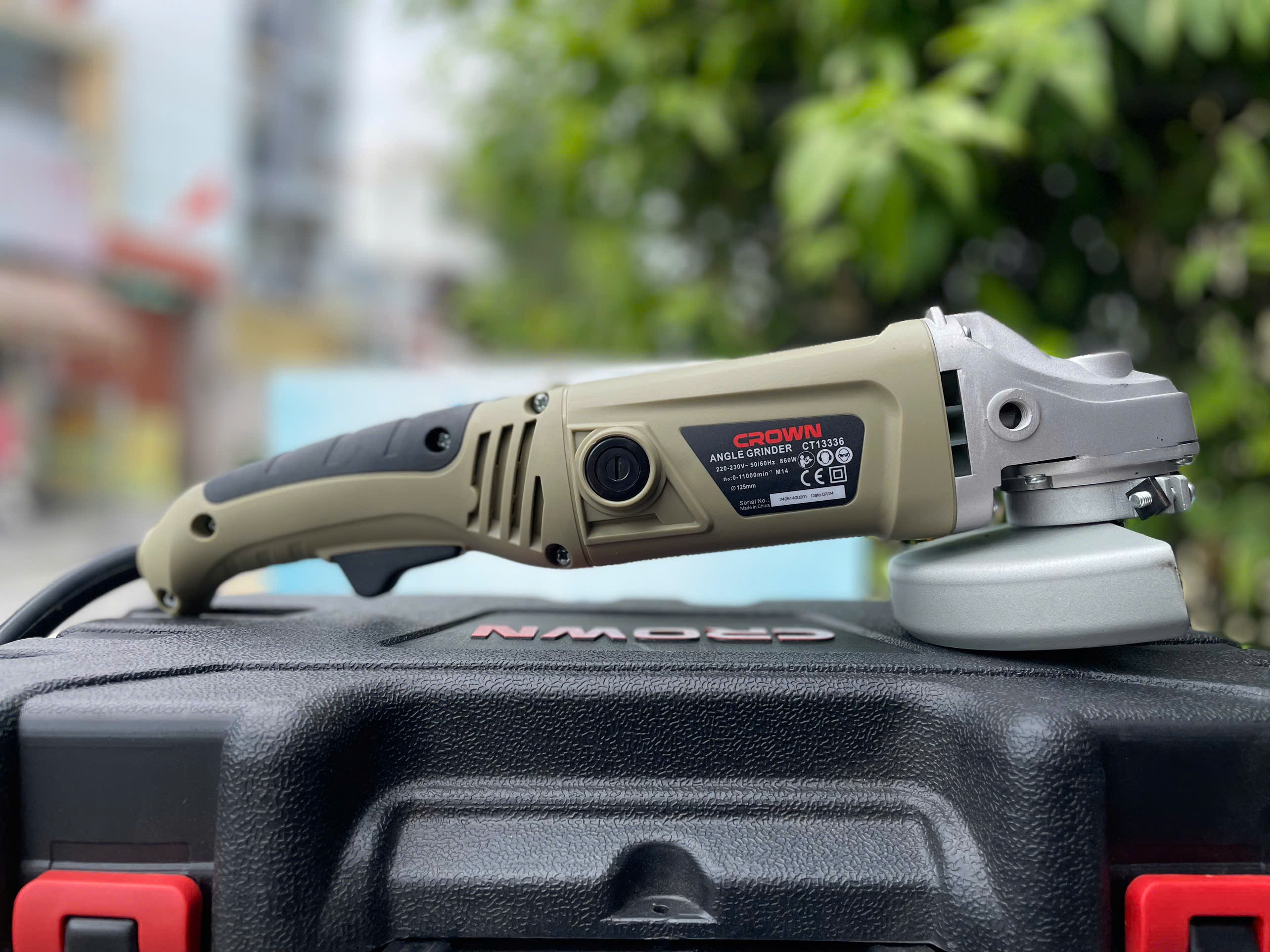 Máy mài góc 860W Crown CT13336 kiêm đánh bóng