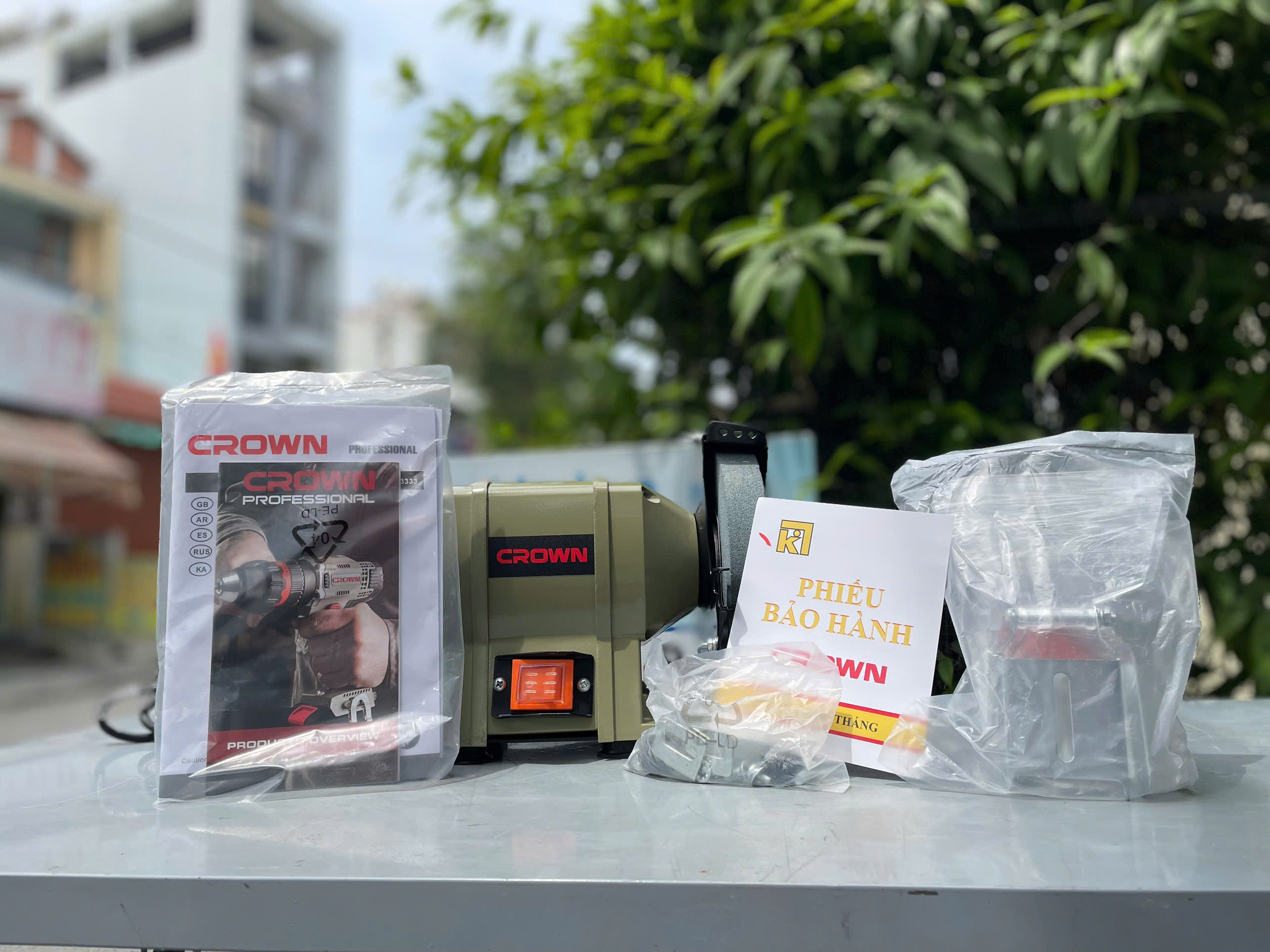 Máy mài 2 đá Crown CT13332, đá mài 150mm, 250W