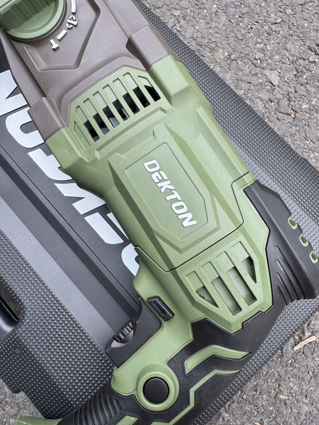 Máy khoan bê tông 3 chức năng Dekton DK-RH2603XPRO, 1050W