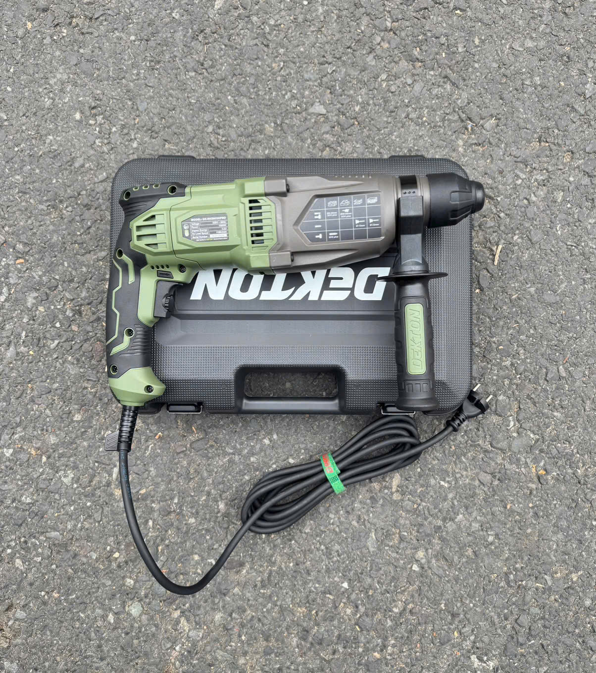 Máy khoan bê tông 3 chức năng Dekton DK-RH2603XPRO, 1050W