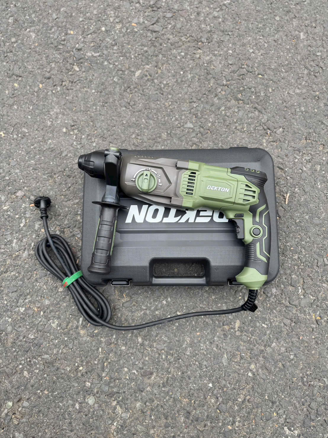 Máy khoan bê tông 3 chức năng Dekton DK-RH2603XPRO, 1050W