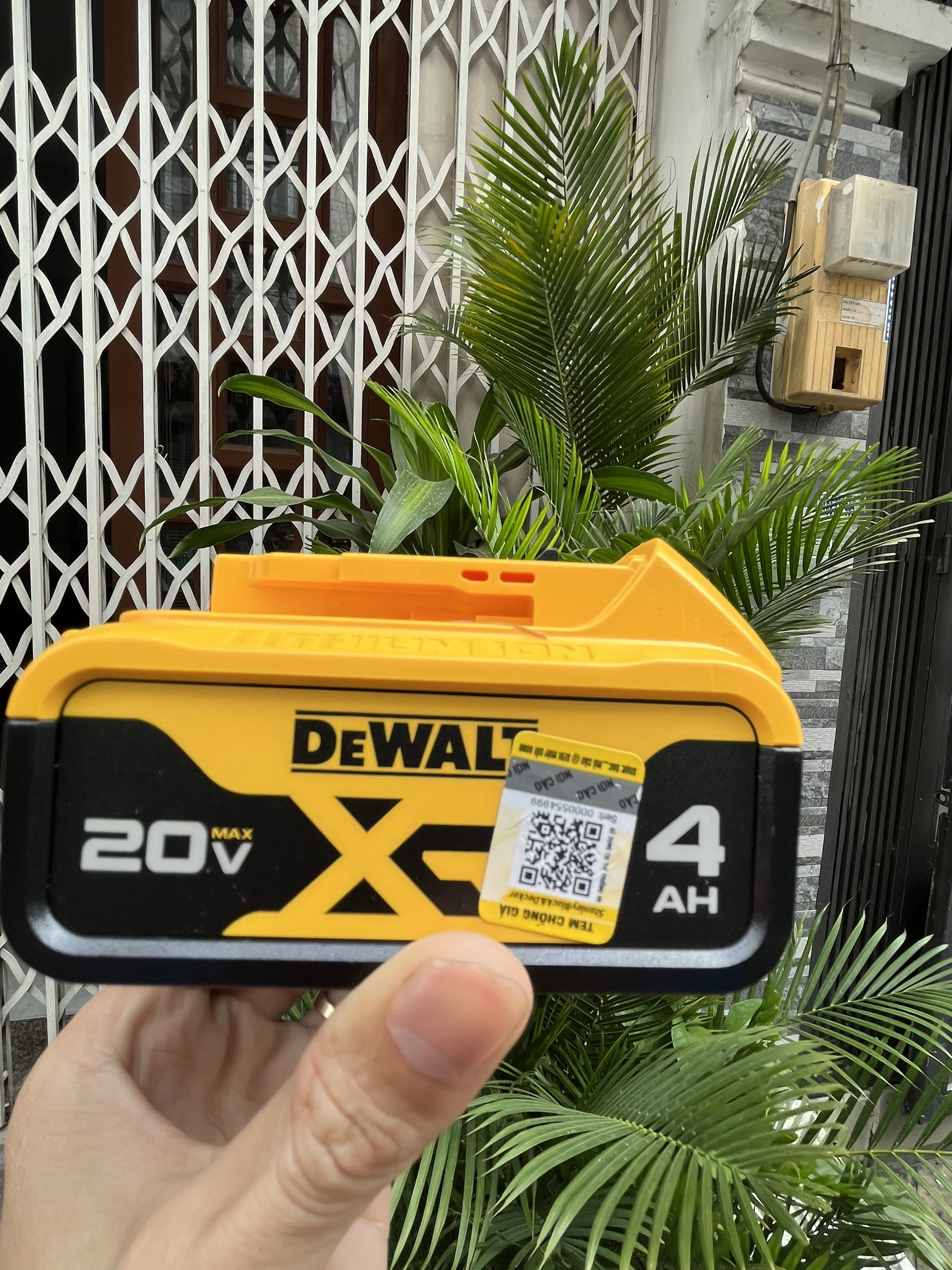 Pin Dewalt 20V-4.0Ah XR Li-ion DCB182-B1