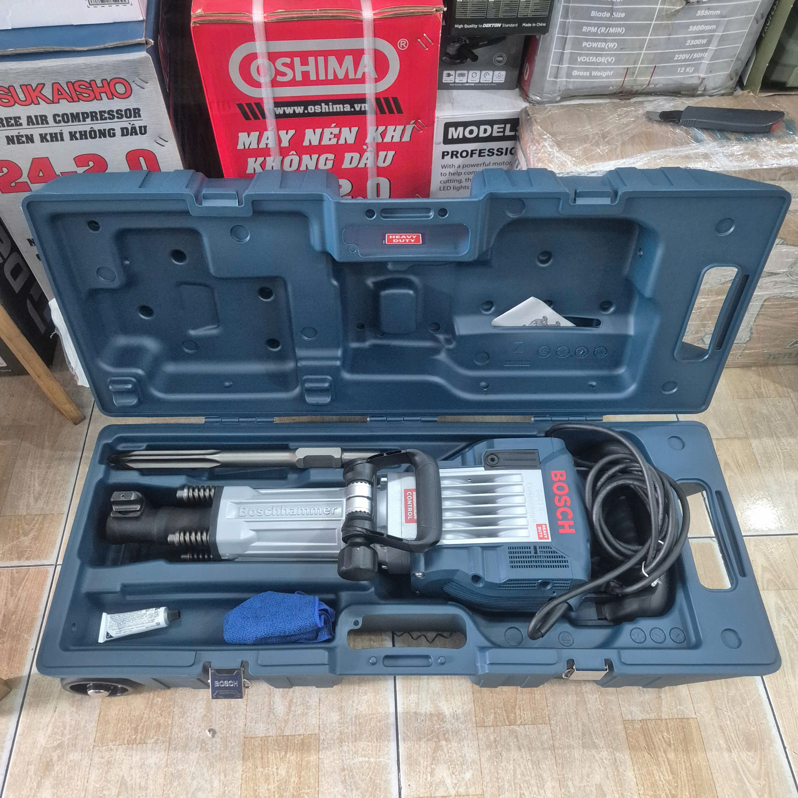 Máy đục phá bê tông 30mm BOSCH GSH 16-30 (Công suất 1750W)