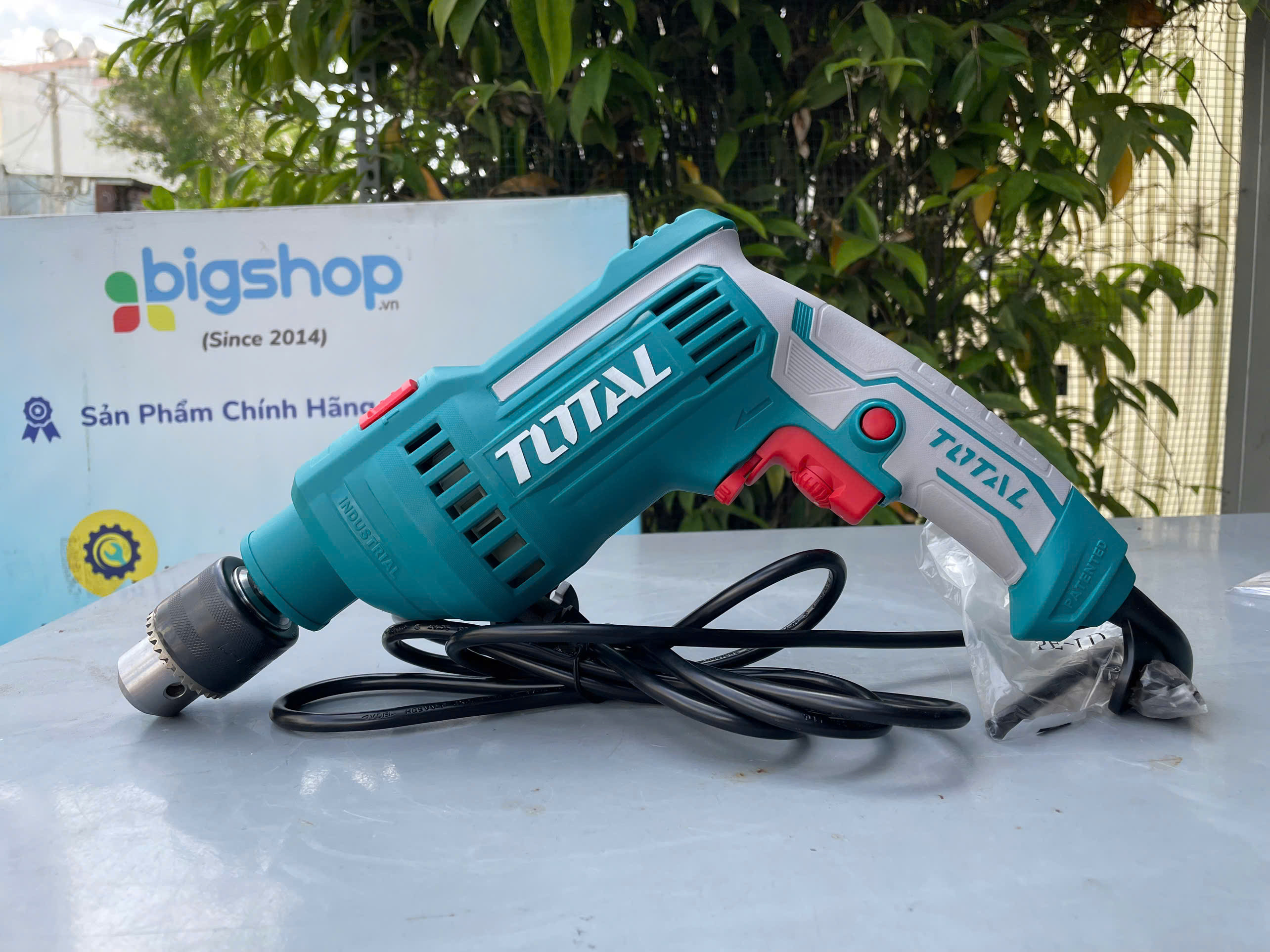 Máy khoan búa Total TG1081316E, 810W giá rẻ 