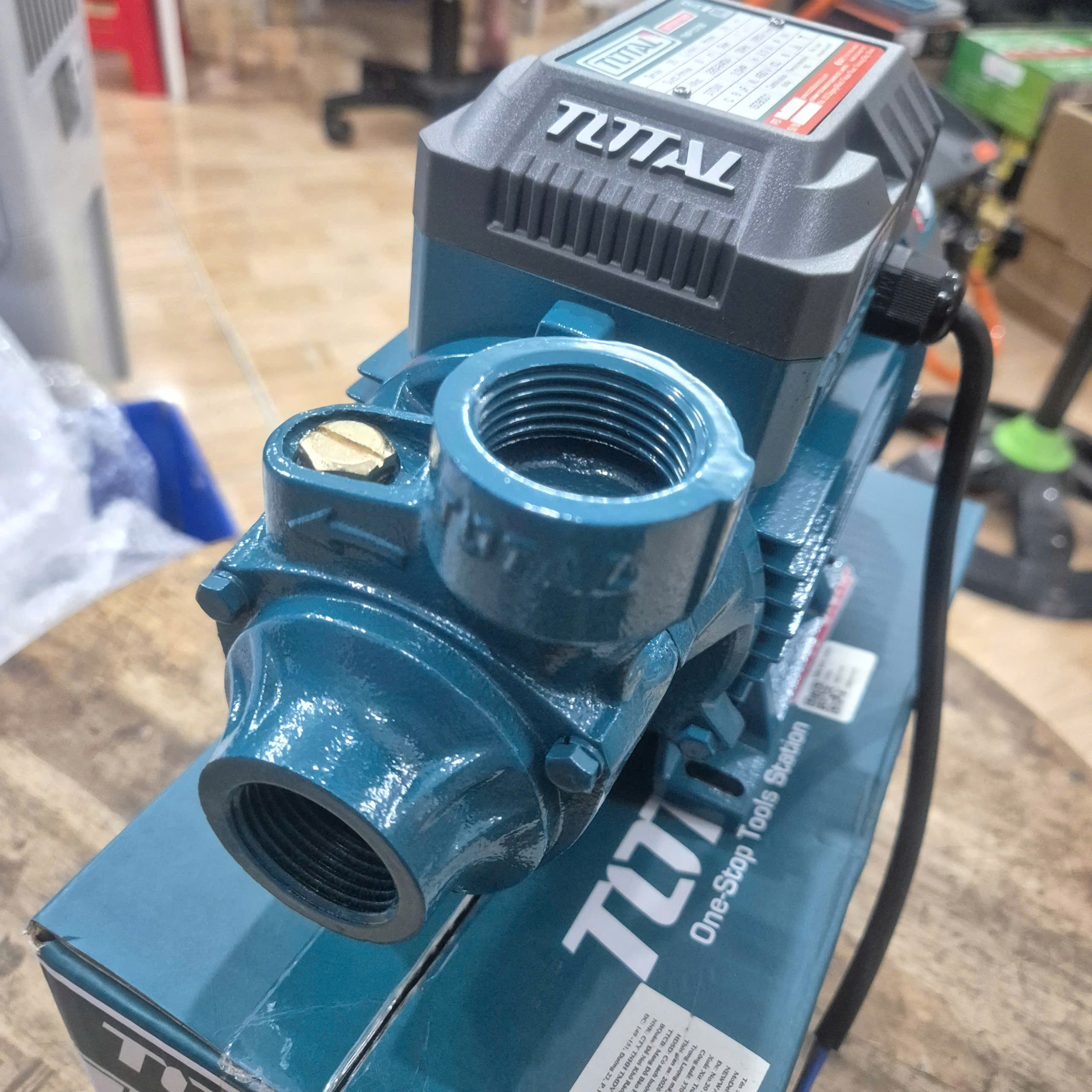 Máy bơm nước TOTAL TWP13706 (Công suất 370W)