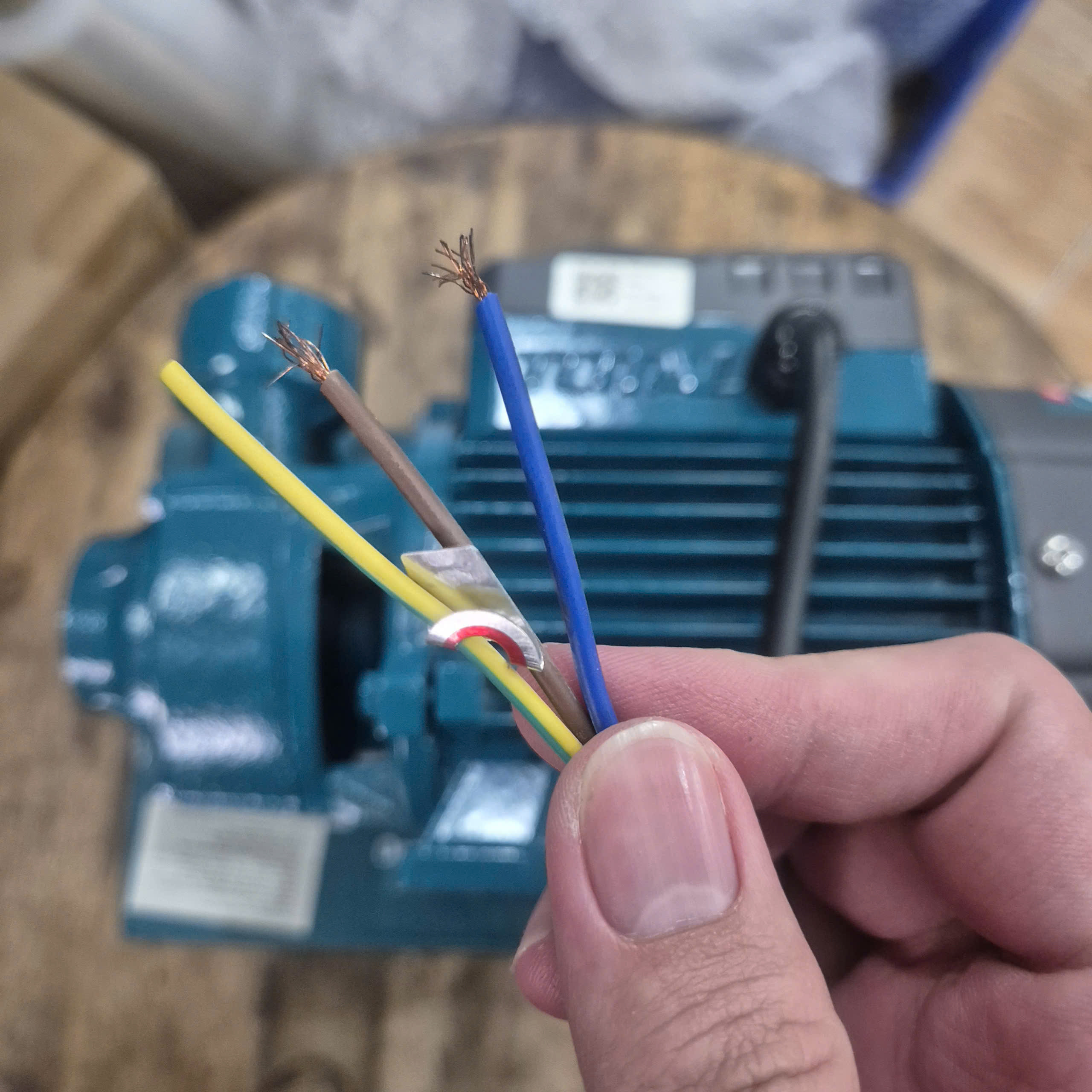 Máy bơm nước TOTAL TWP13706 (Công suất 370W)