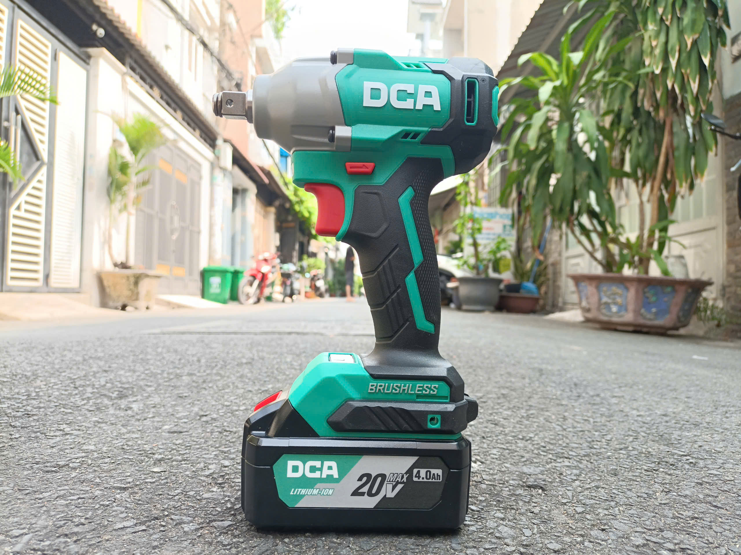 Máy siết bulong dùng pin DCA ADPB298BM (Ko chổi than)