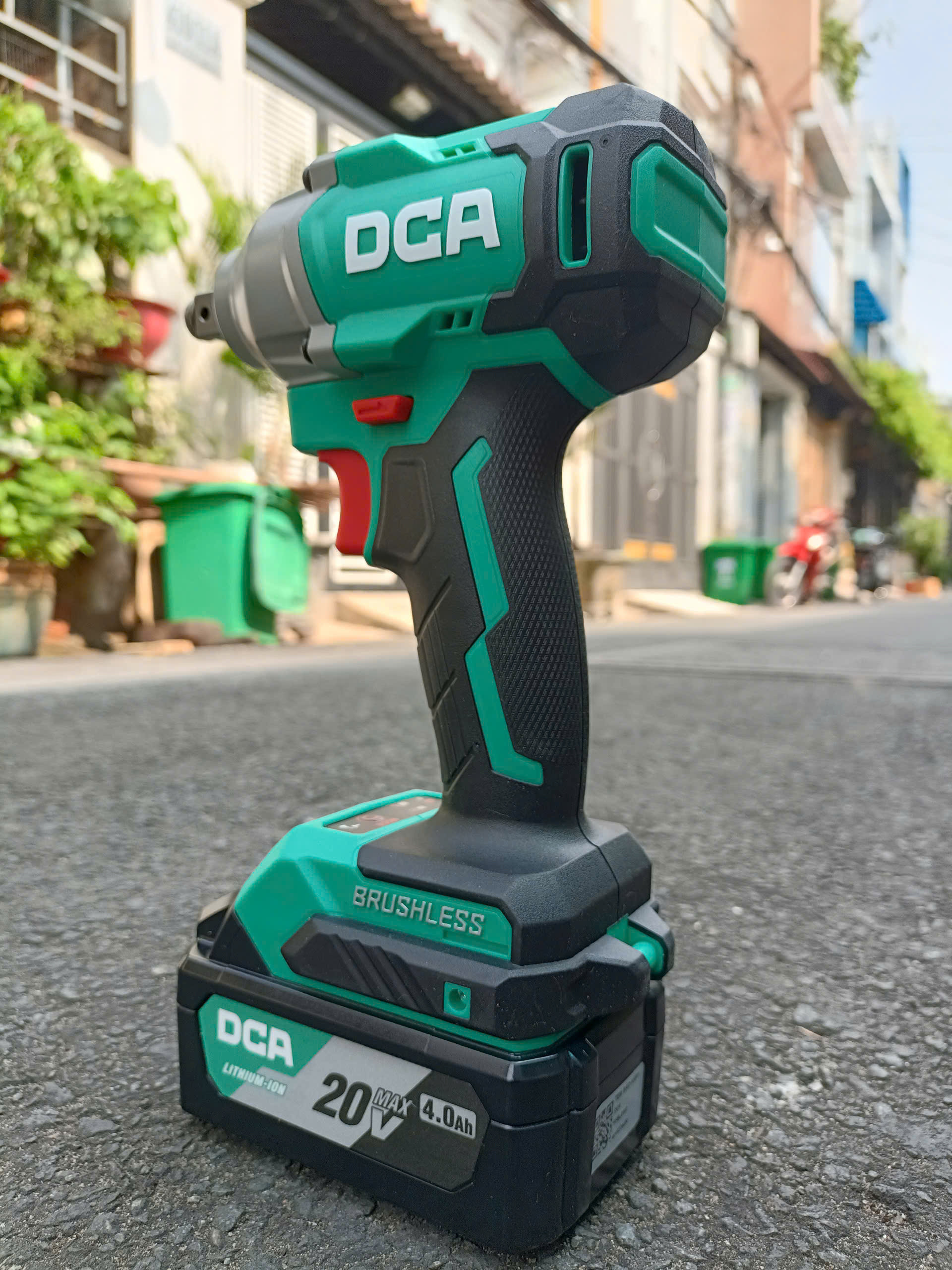 Máy siết bulong dùng pin DCA ADPB298BM (Ko chổi than)