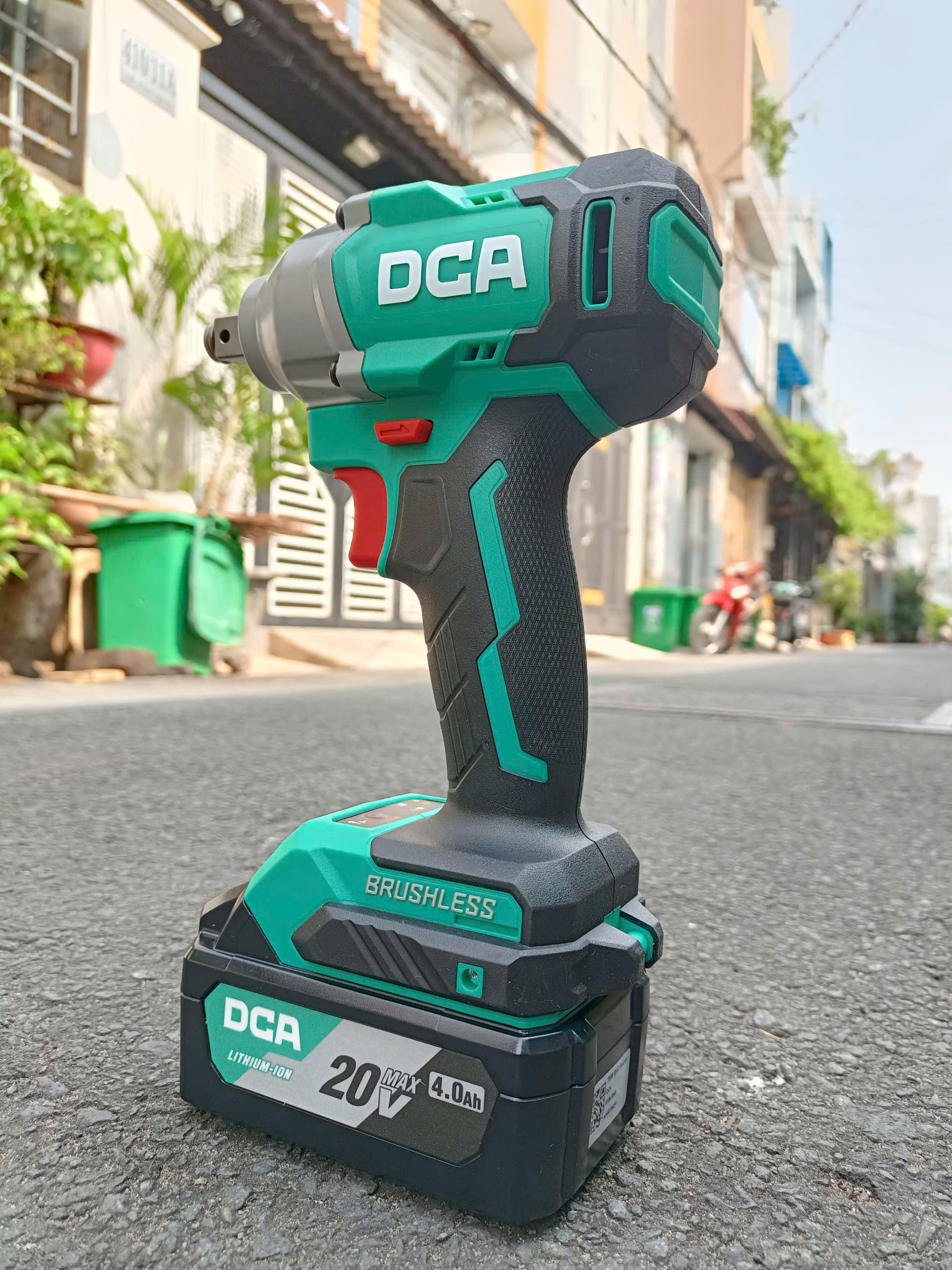 Máy siết bulong dùng pin DCA ADPB298BM (Ko chổi than)