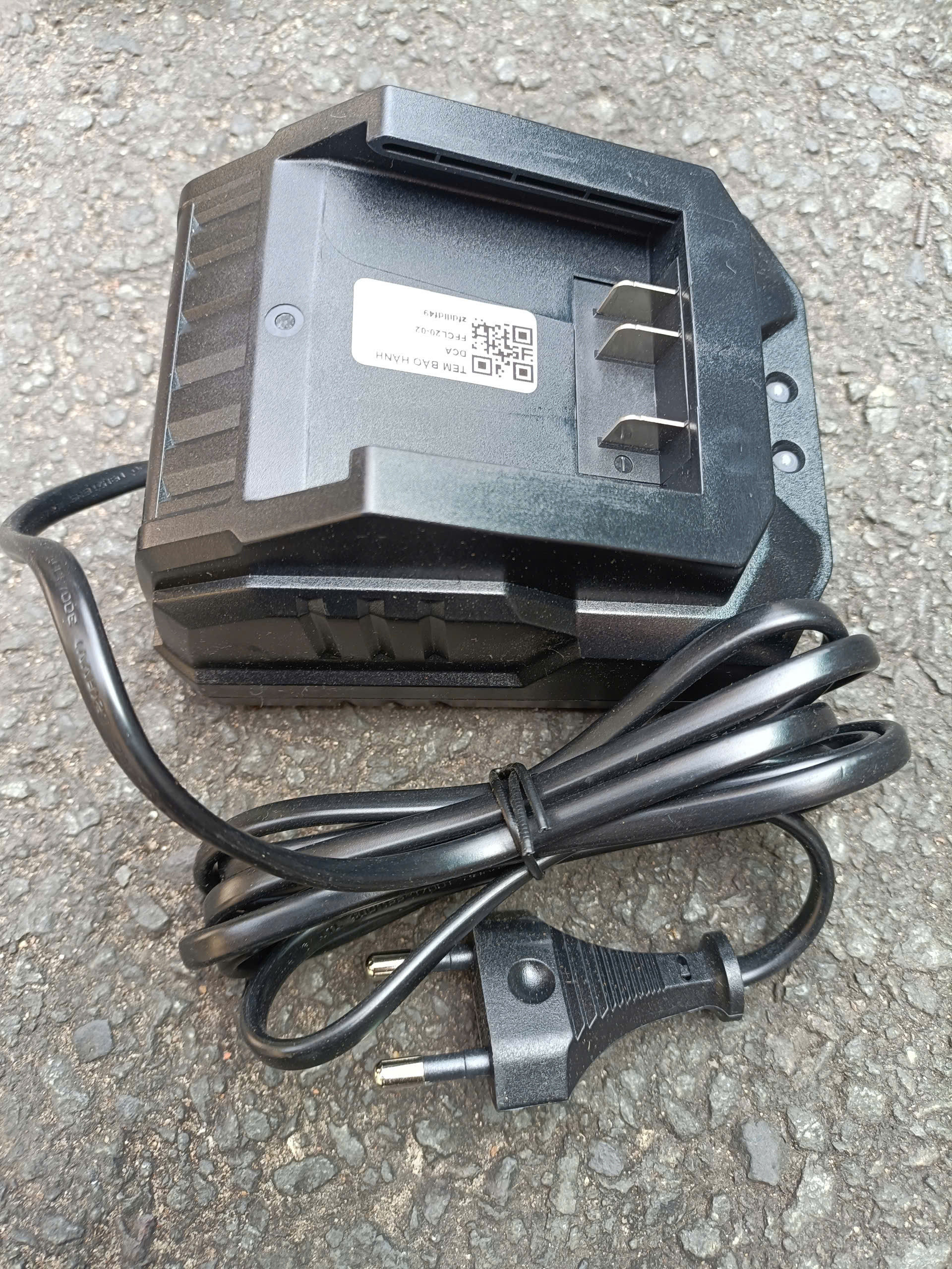 Máy siết bulong dùng pin DCA ADPB298BM (Ko chổi than)
