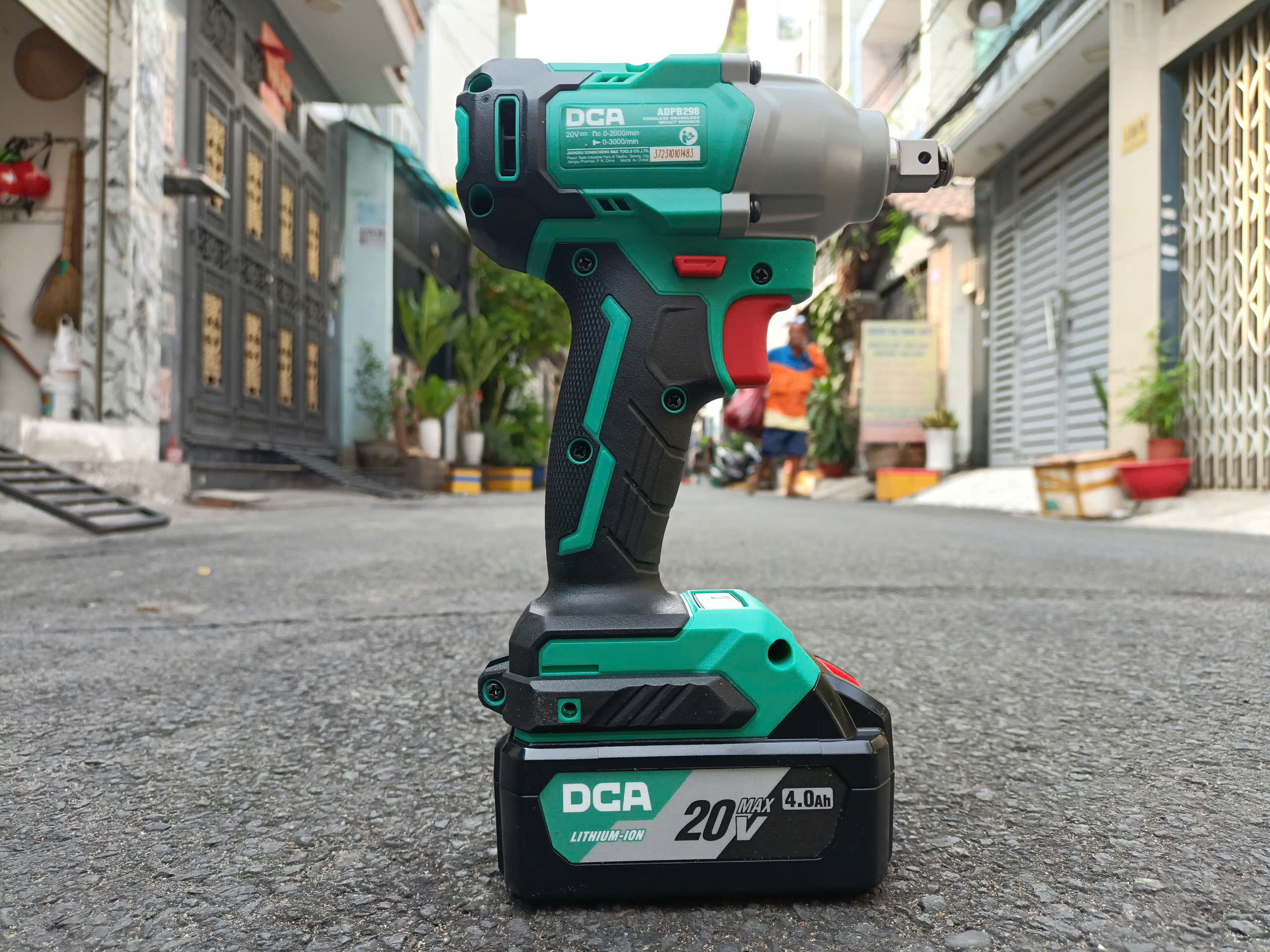 Máy siết bulong dùng pin DCA ADPB298BM (Ko chổi than)