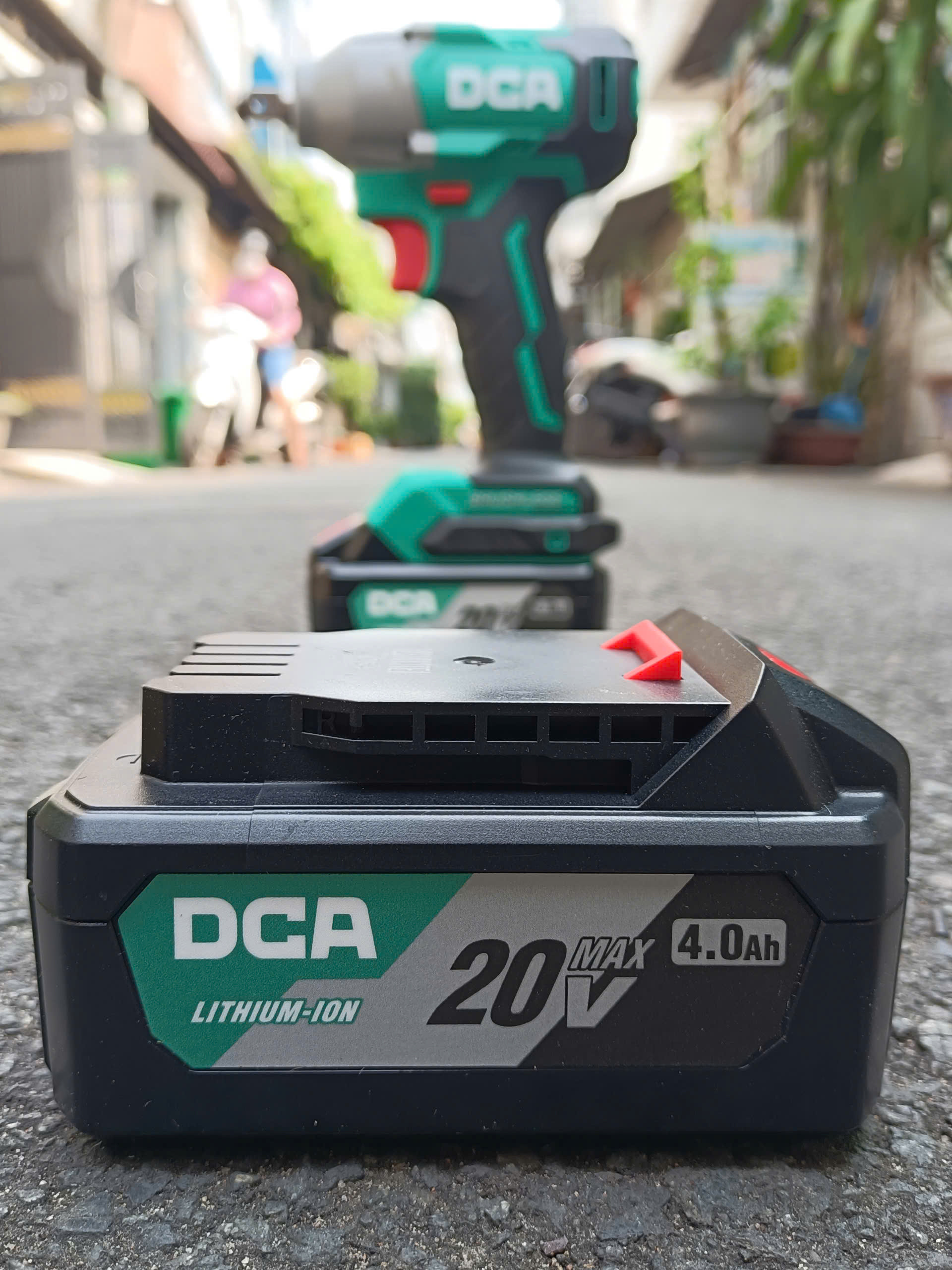 Máy siết bulong dùng pin DCA ADPB298BM (Ko chổi than)
