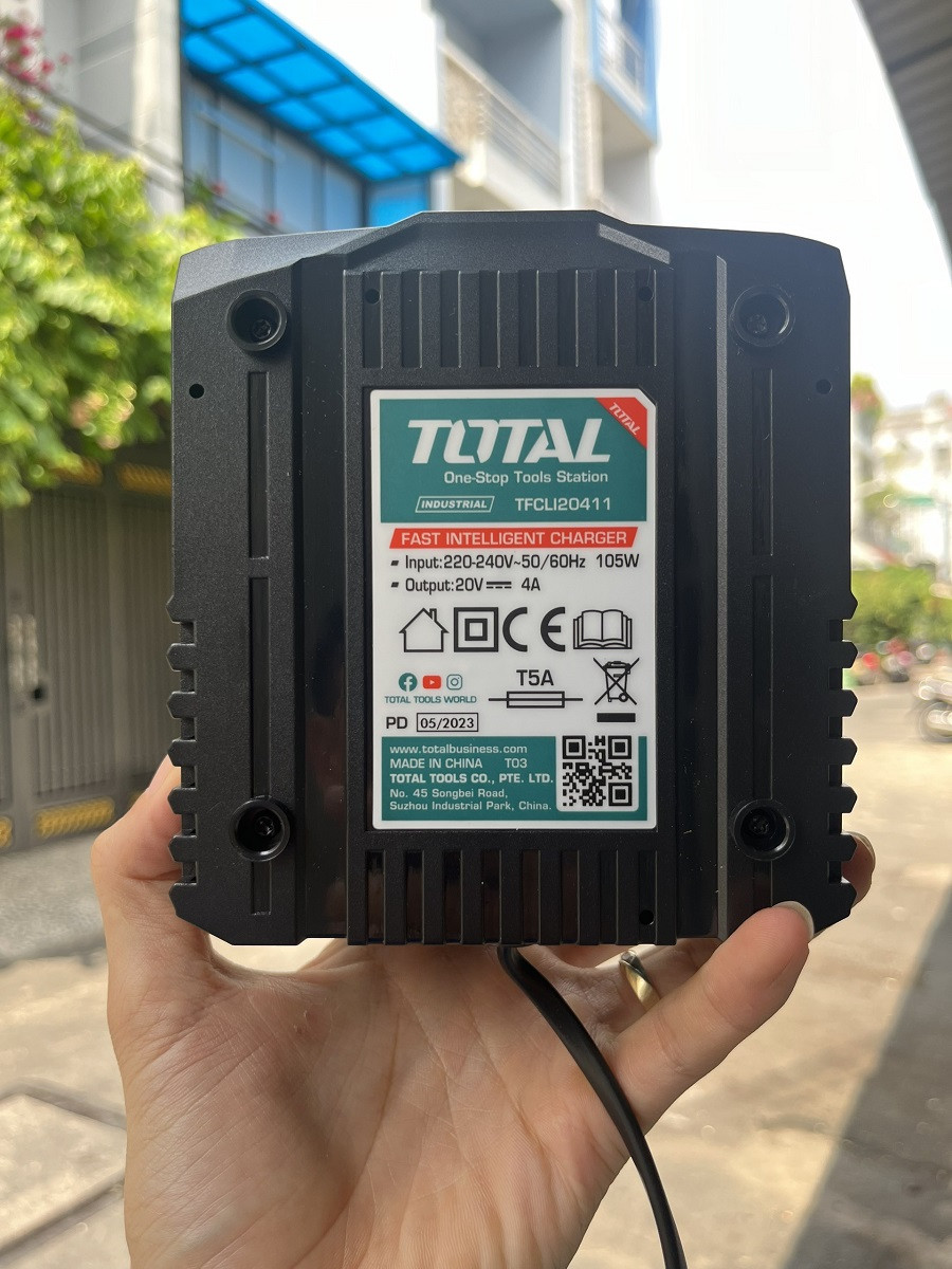 Sạc nhanh thông minh 20V/ 4ah  Total TFCLI20411