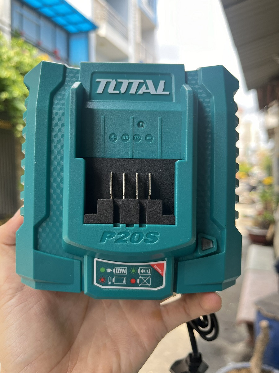 Sạc nhanh thông minh 20V/ 4ah  Total TFCLI20411