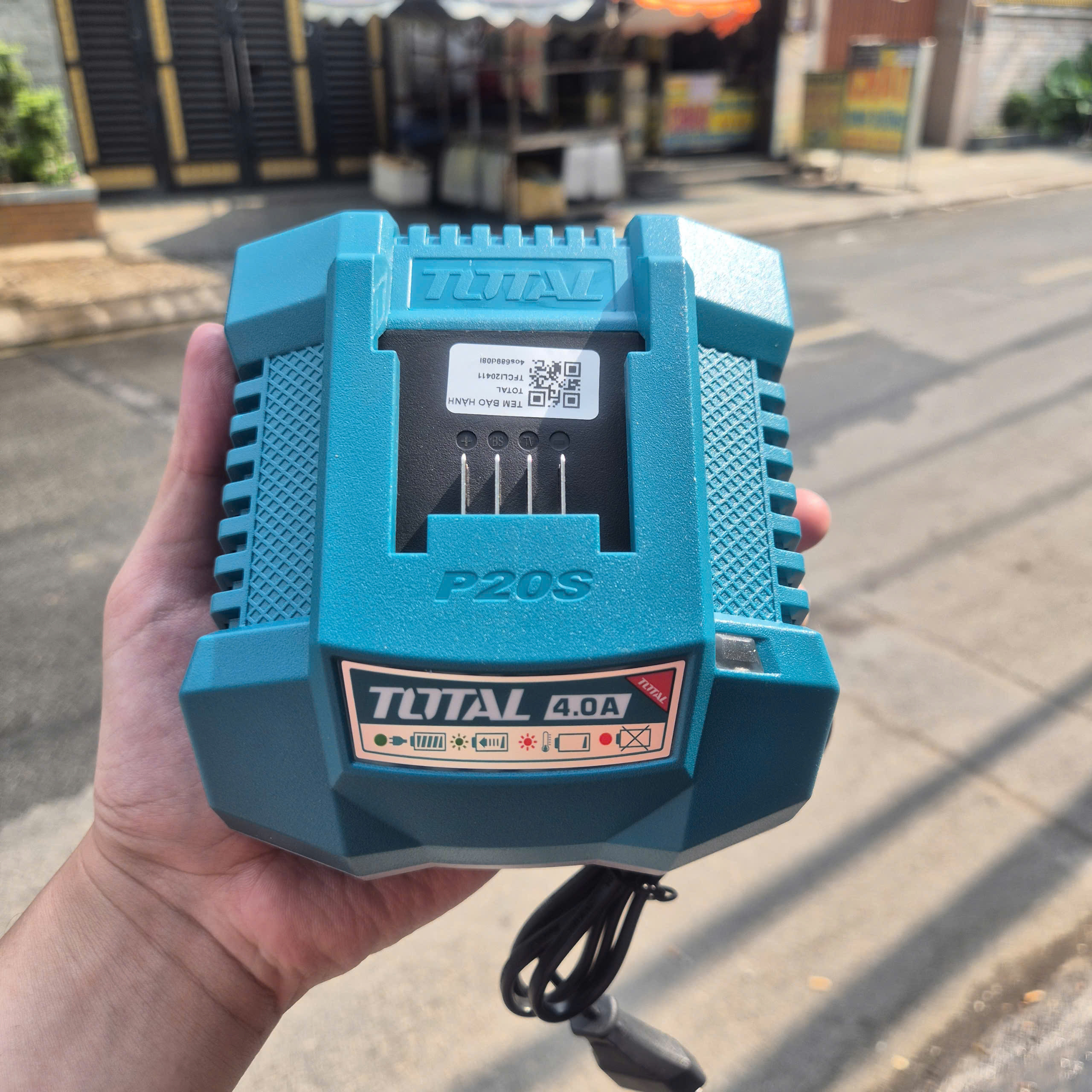 Sạc nhanh thông minh 20V/4Ah Total TFCLI20411