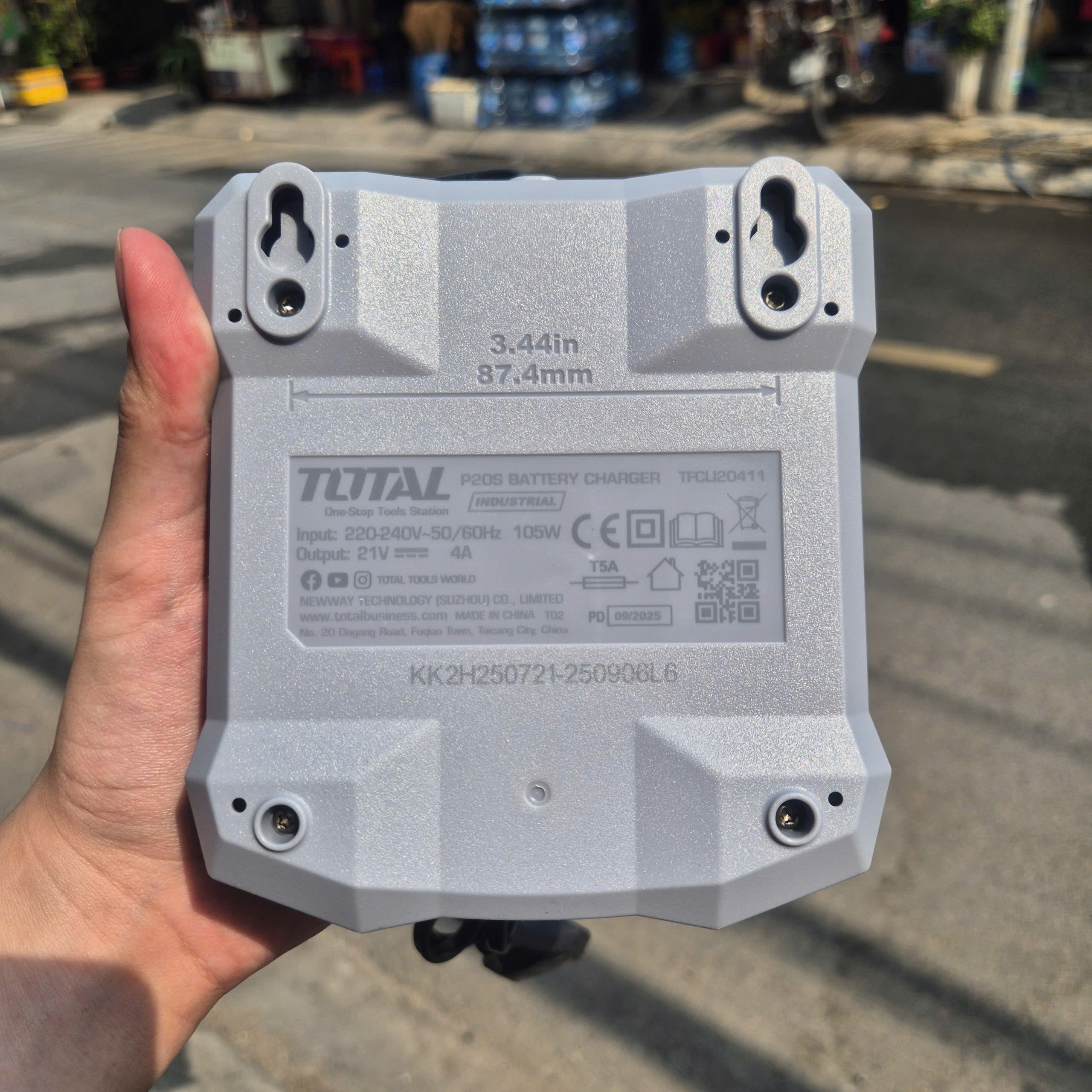 Sạc nhanh thông minh 20V/4Ah Total TFCLI20411