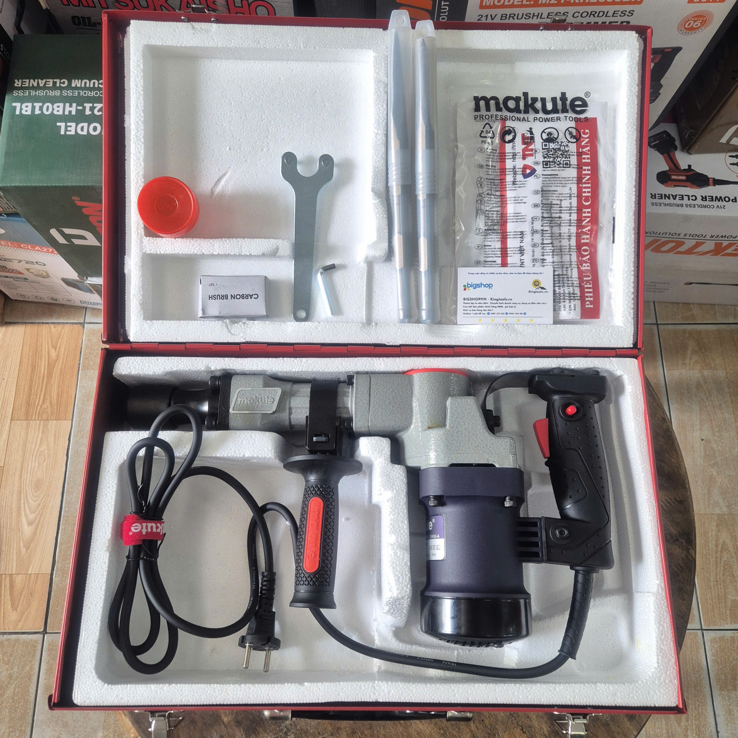 Máy đục bê tông 17 Ly  MAKUTE  1600W DH30A