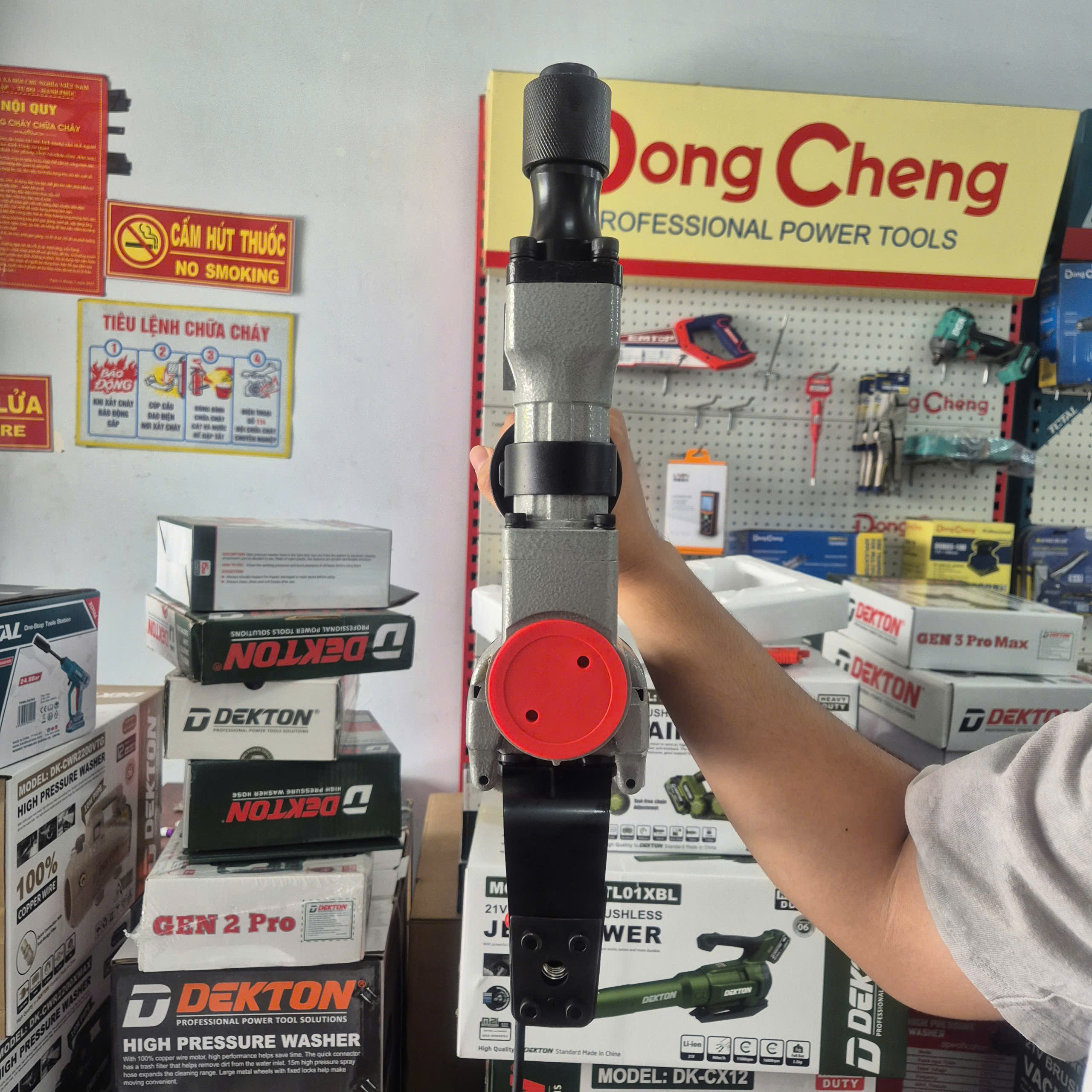 Máy đục bê tông 17 Ly  MAKUTE  1600W DH30A