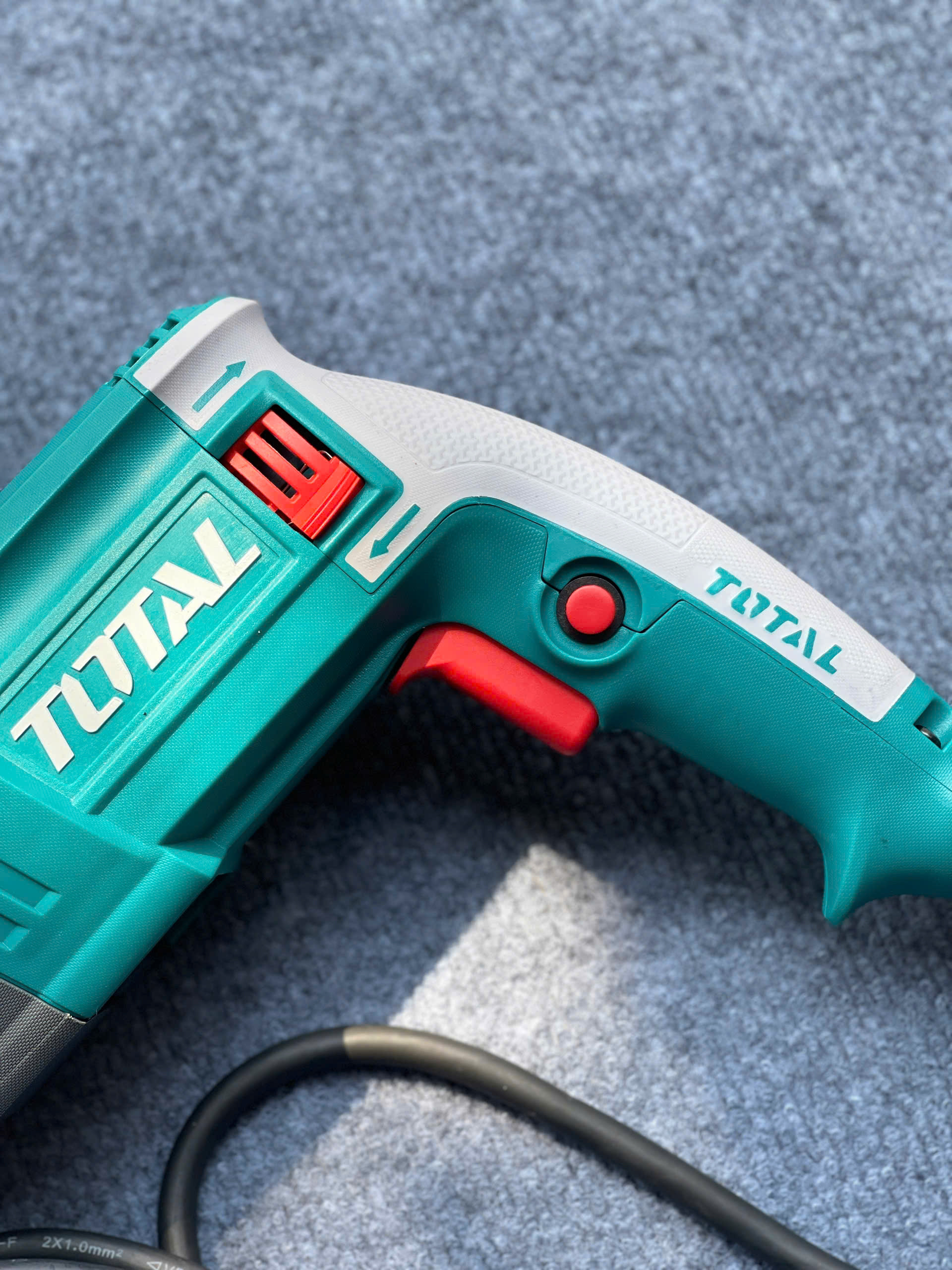 Máy khoan búa Total 950W mã TH309288