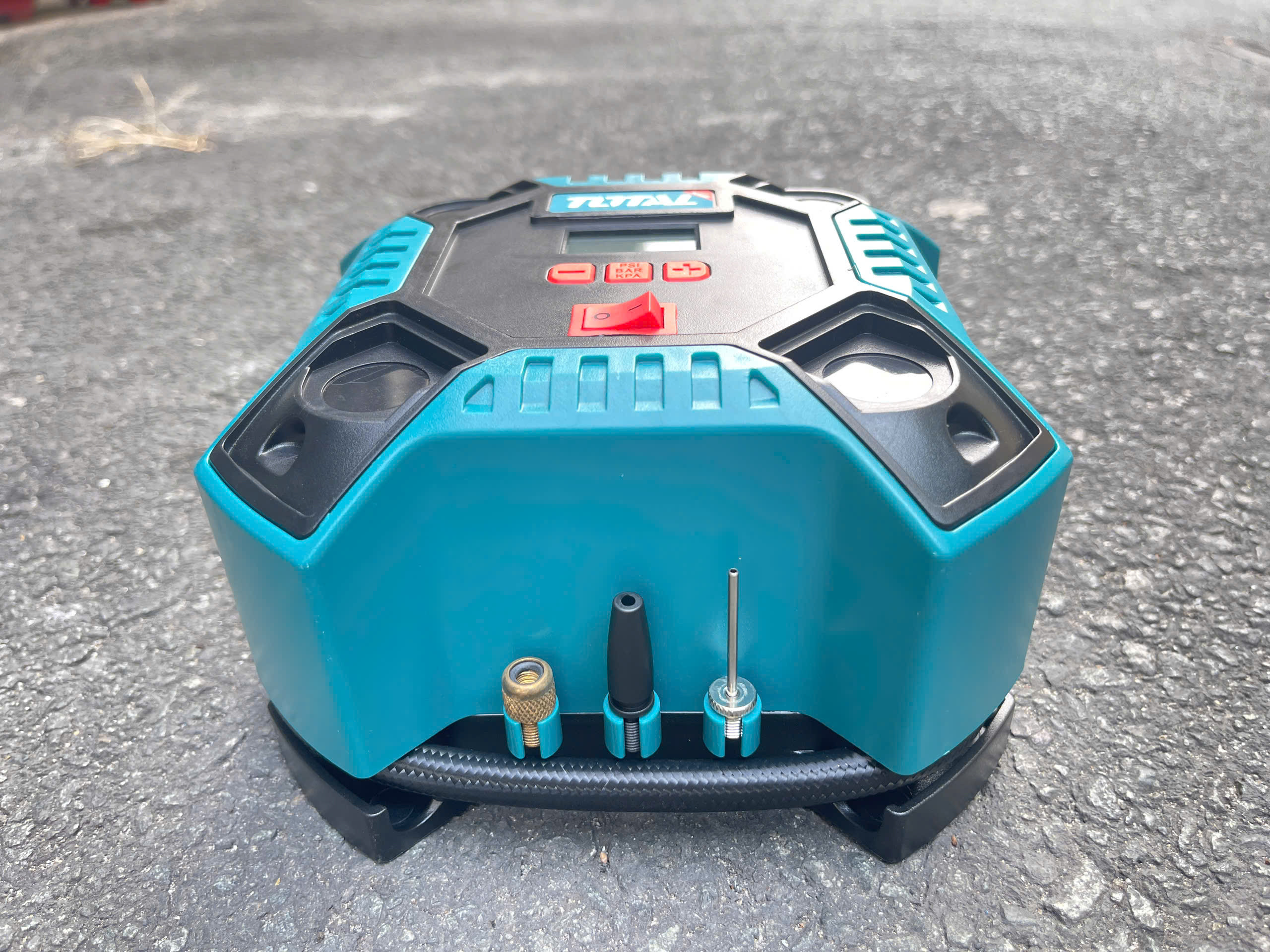 Máy bơm hơi ô tô Total TTAC1601, dùng nguồn 12V 