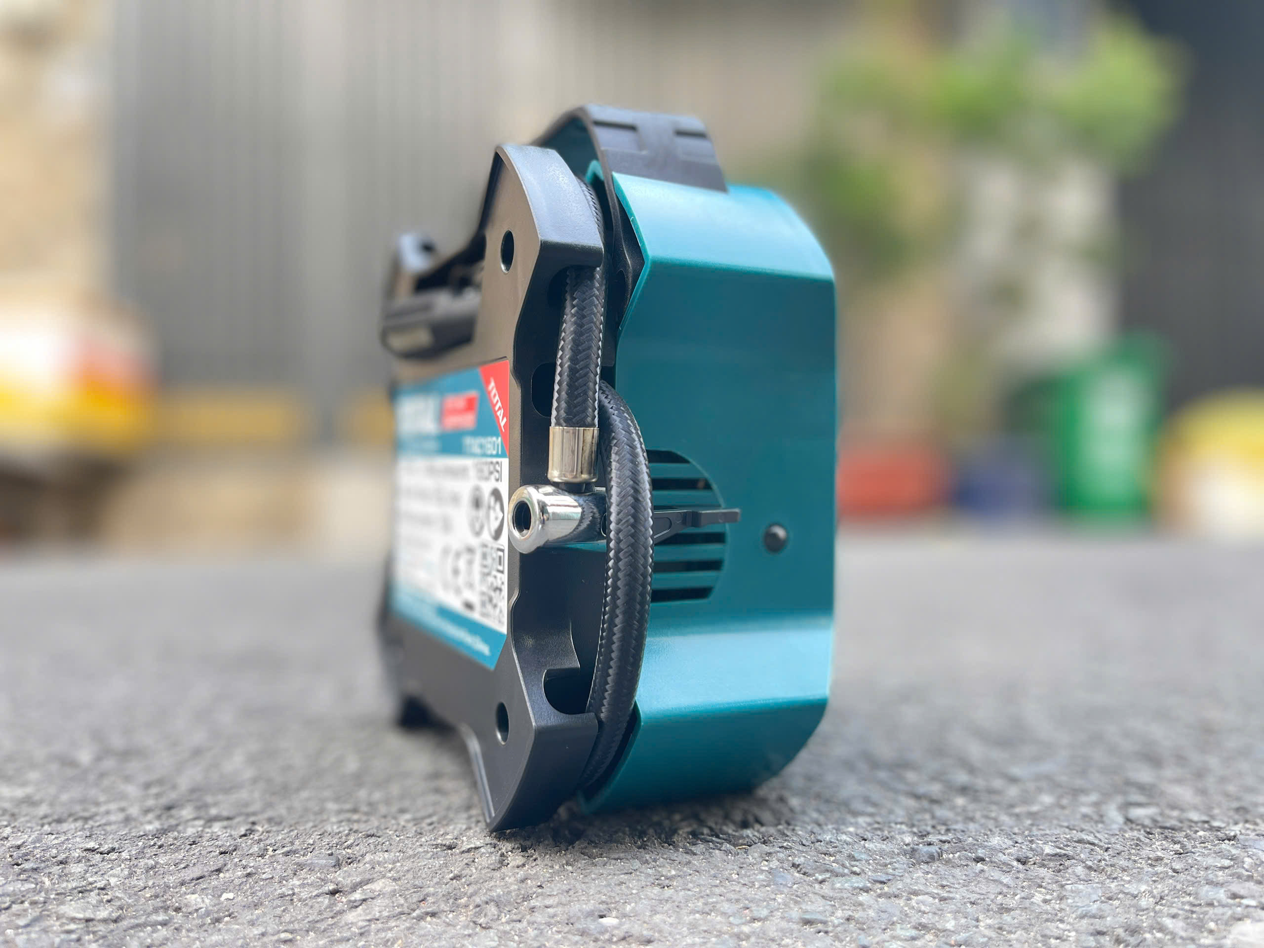 Máy bơm hơi ô tô Total TTAC1601, dùng nguồn 12V 
