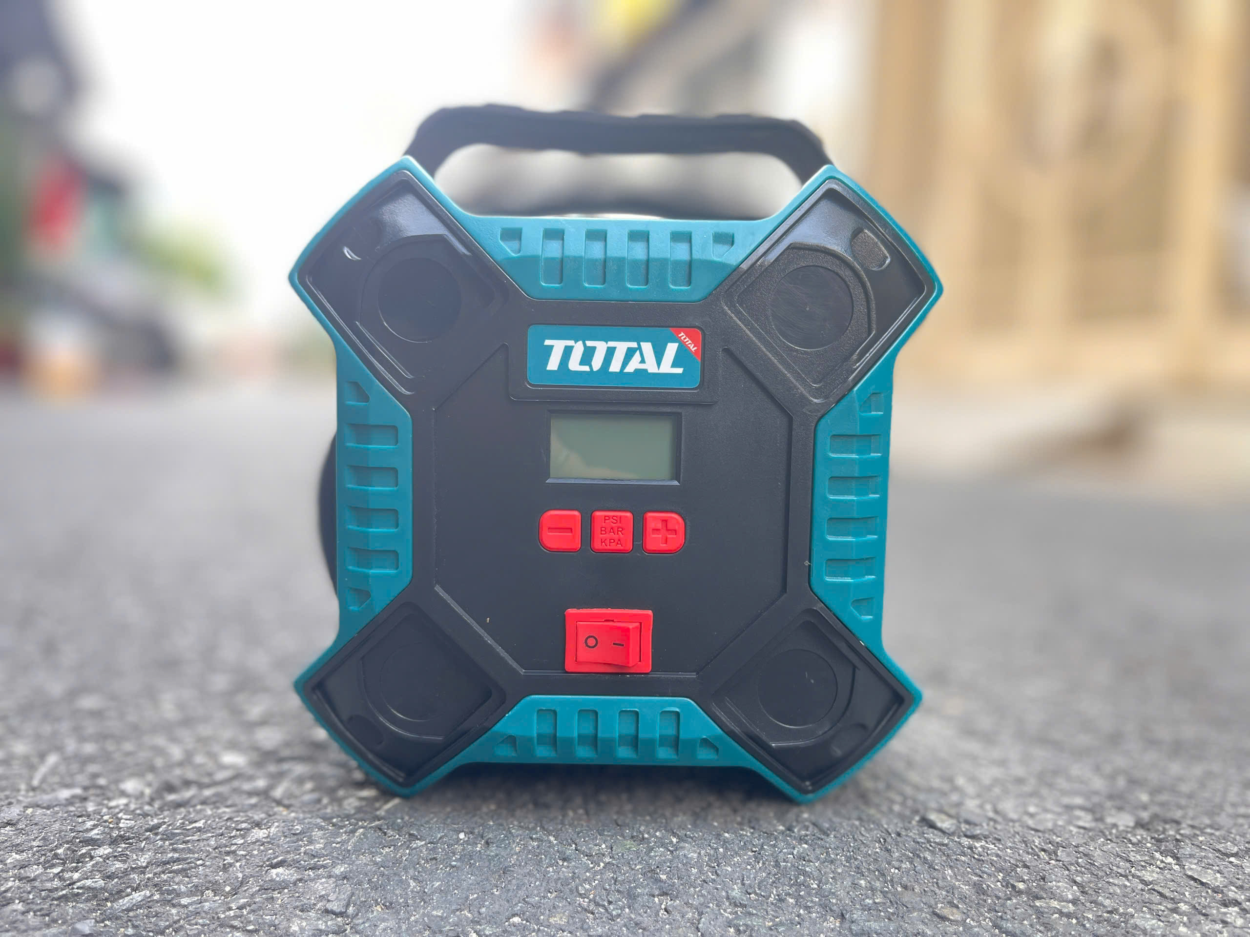 Máy bơm hơi ô tô Total TTAC1601, dùng nguồn 12V 