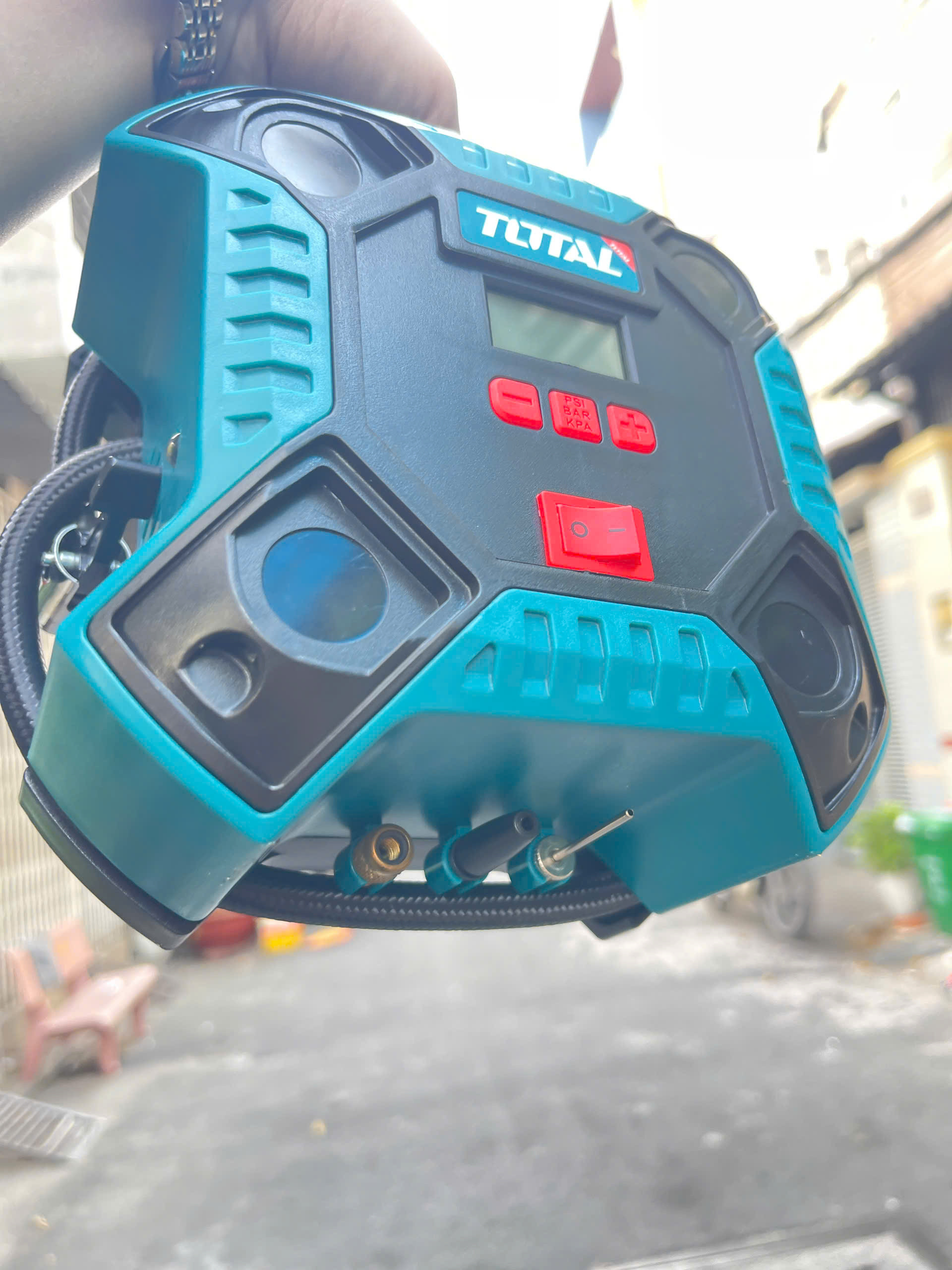 Máy bơm hơi ô tô Total TTAC1601, dùng nguồn 12V 
