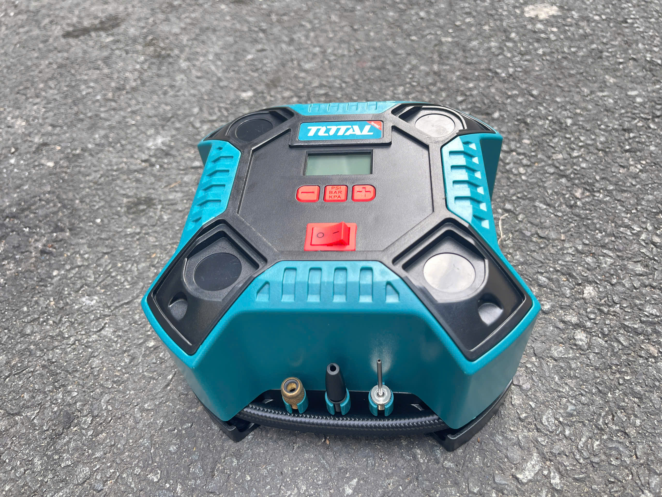 Máy bơm hơi ô tô Total TTAC1601, dùng nguồn 12V 