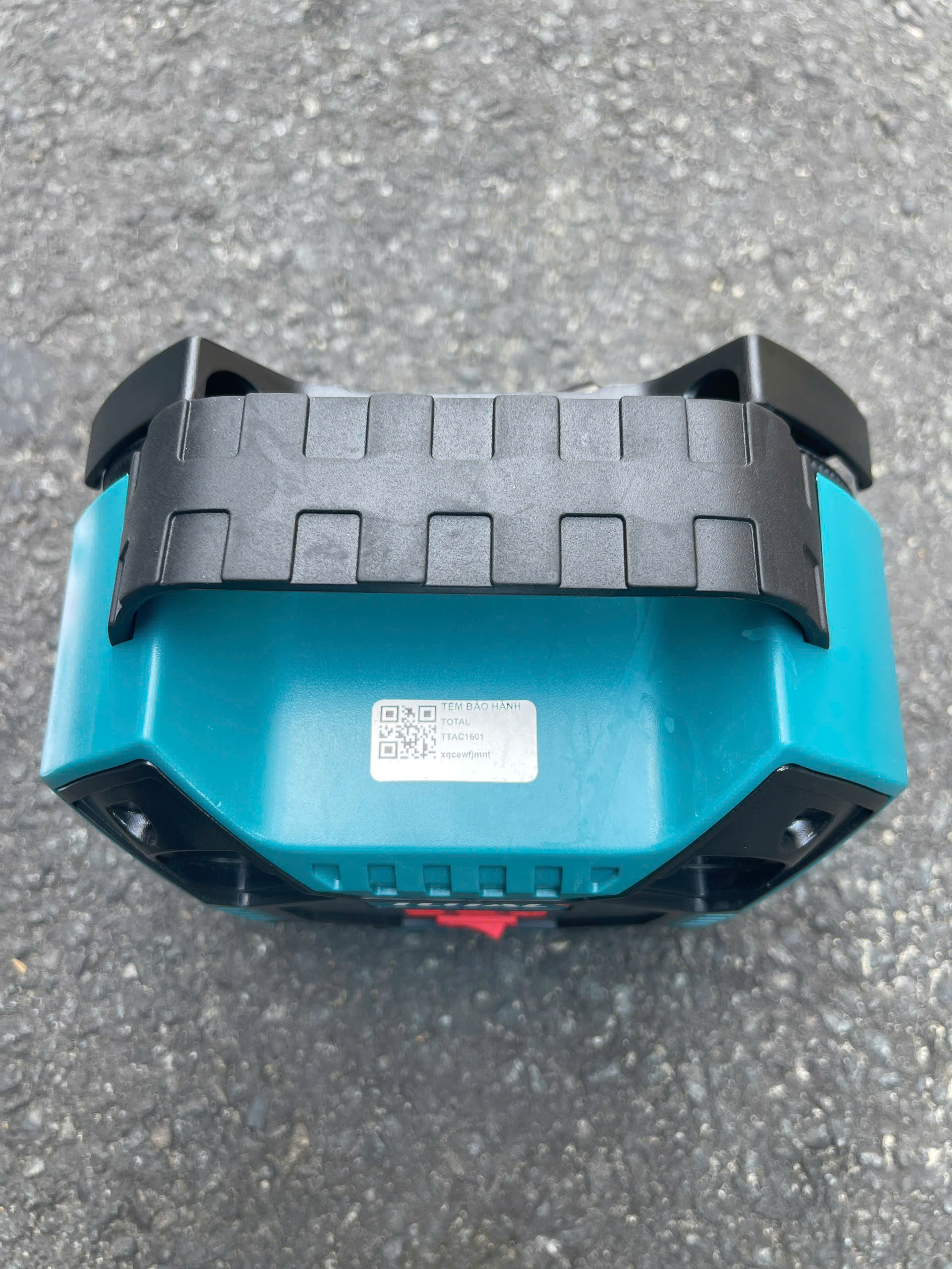 Máy bơm hơi ô tô Total TTAC1601, dùng nguồn 12V 
