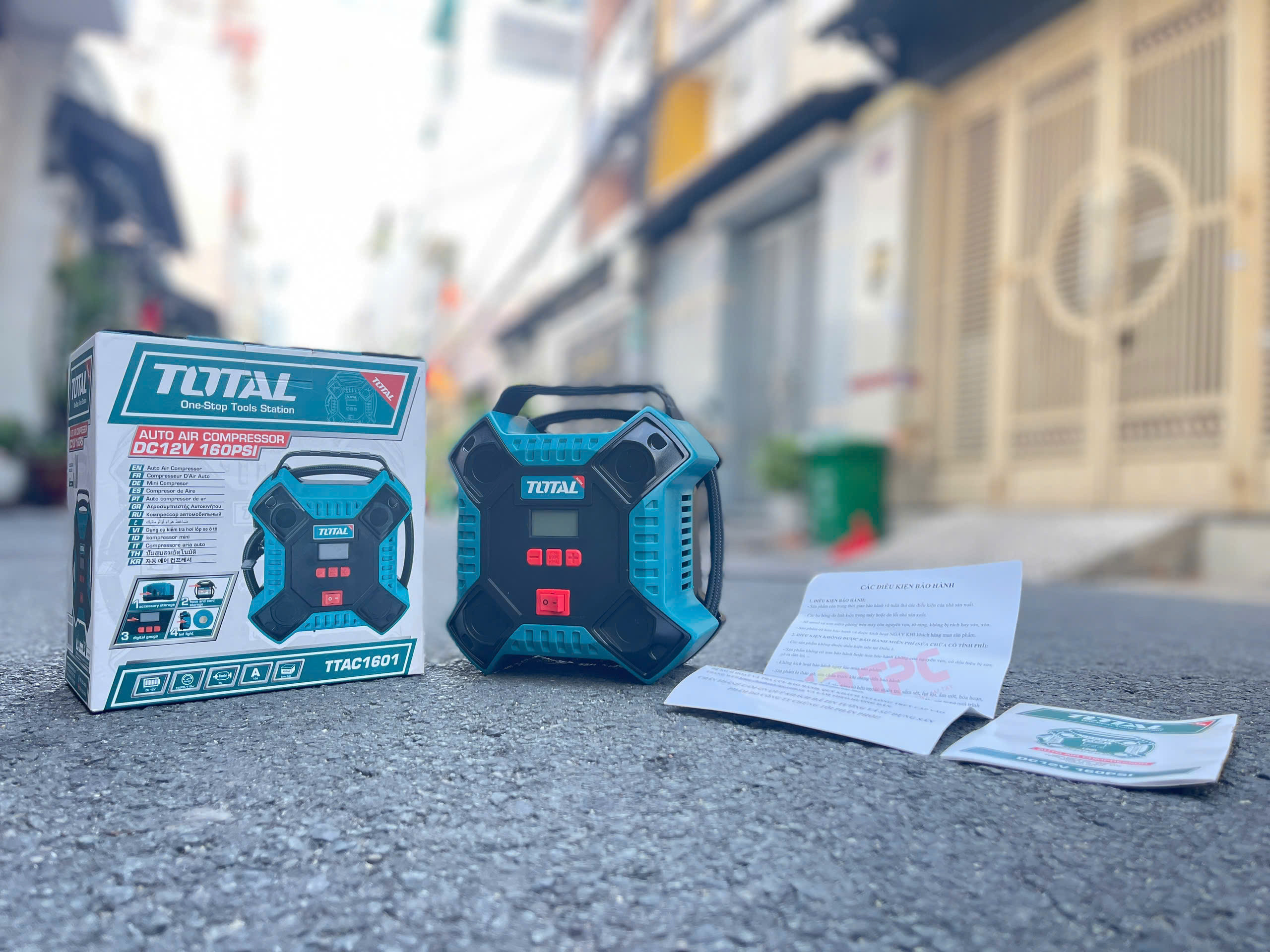 Máy bơm hơi ô tô Total TTAC1601, dùng nguồn 12V 