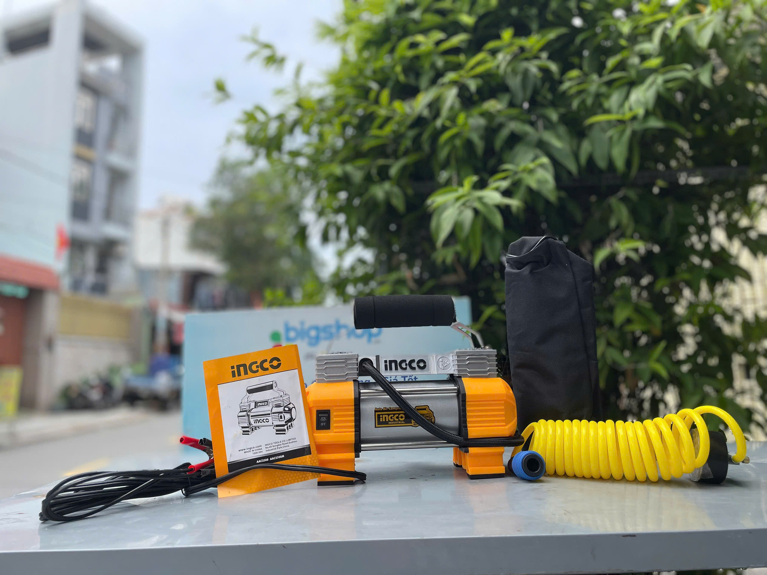 Máy bơm lốp xe ô tô, bánh, dùng bình 12V INGCO AAC2508