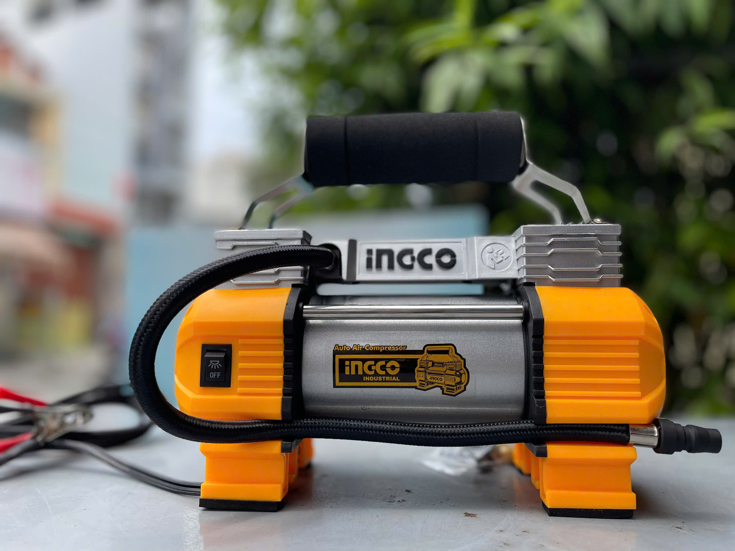 Máy bơm lốp xe ô tô, bánh, dùng bình 12V INGCO AAC2508