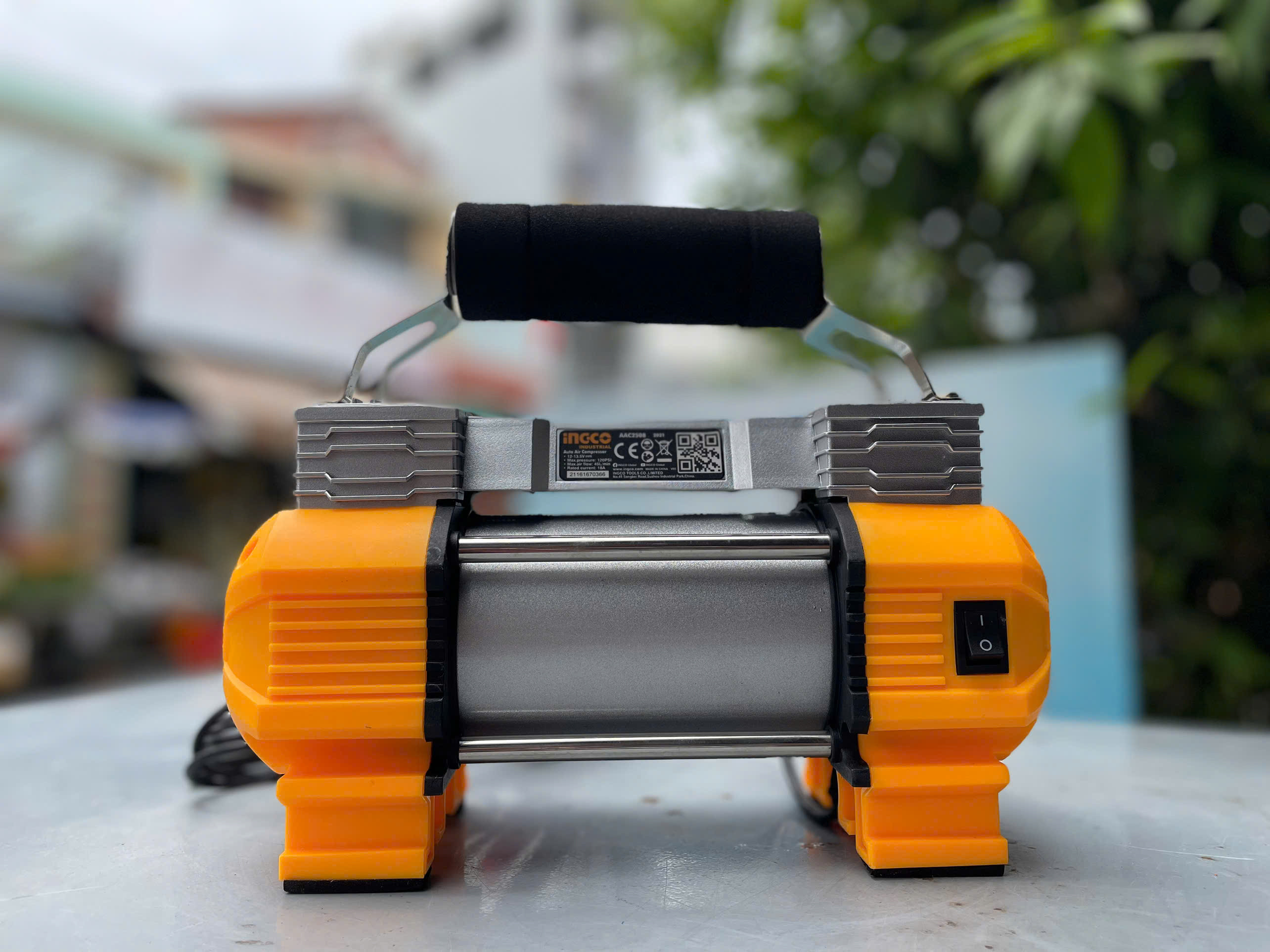 Máy bơm lốp xe ô tô, bánh, dùng bình 12V INGCO AAC2508