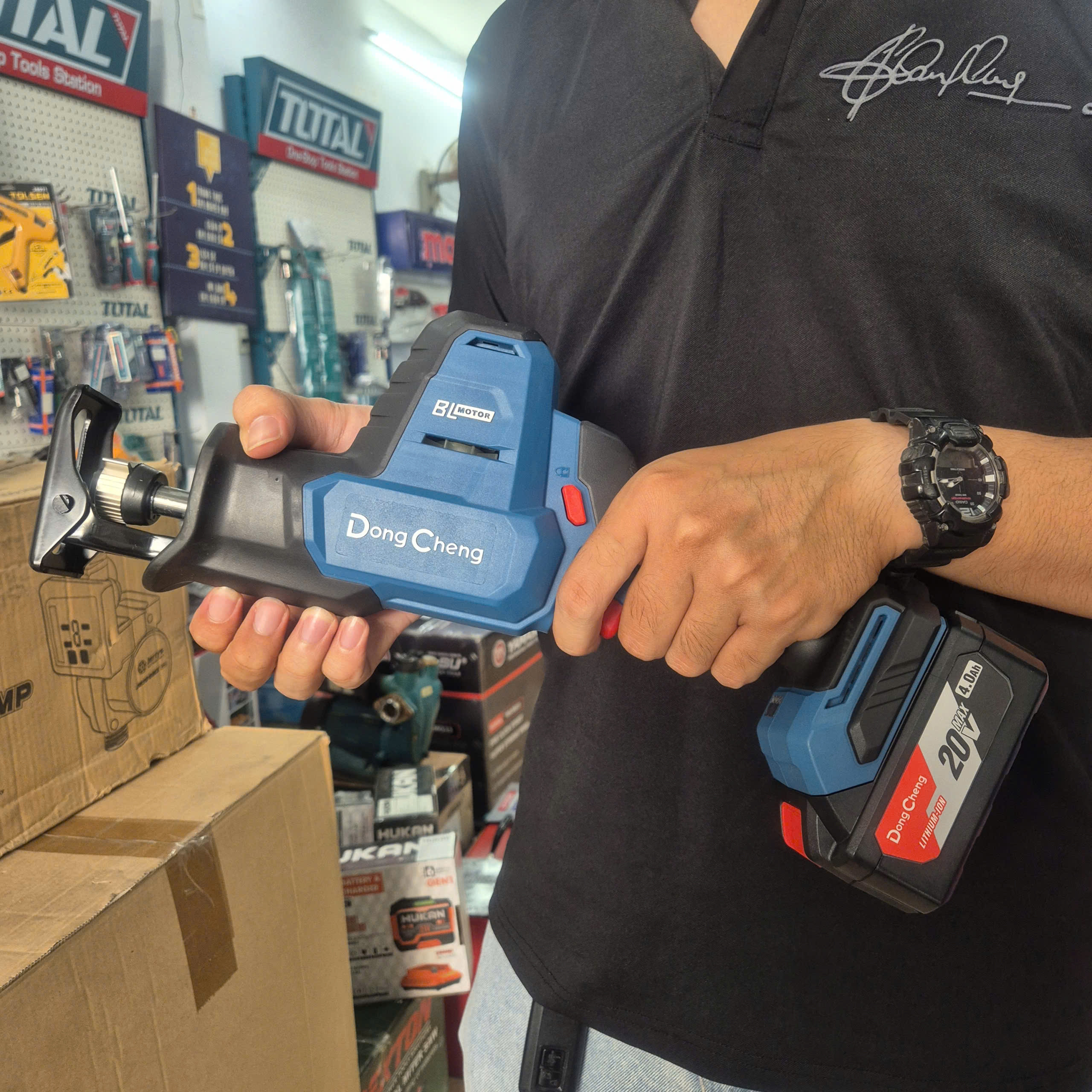 Máy cưa kiếm dùng pin 20V Dongcheng DCJF22 