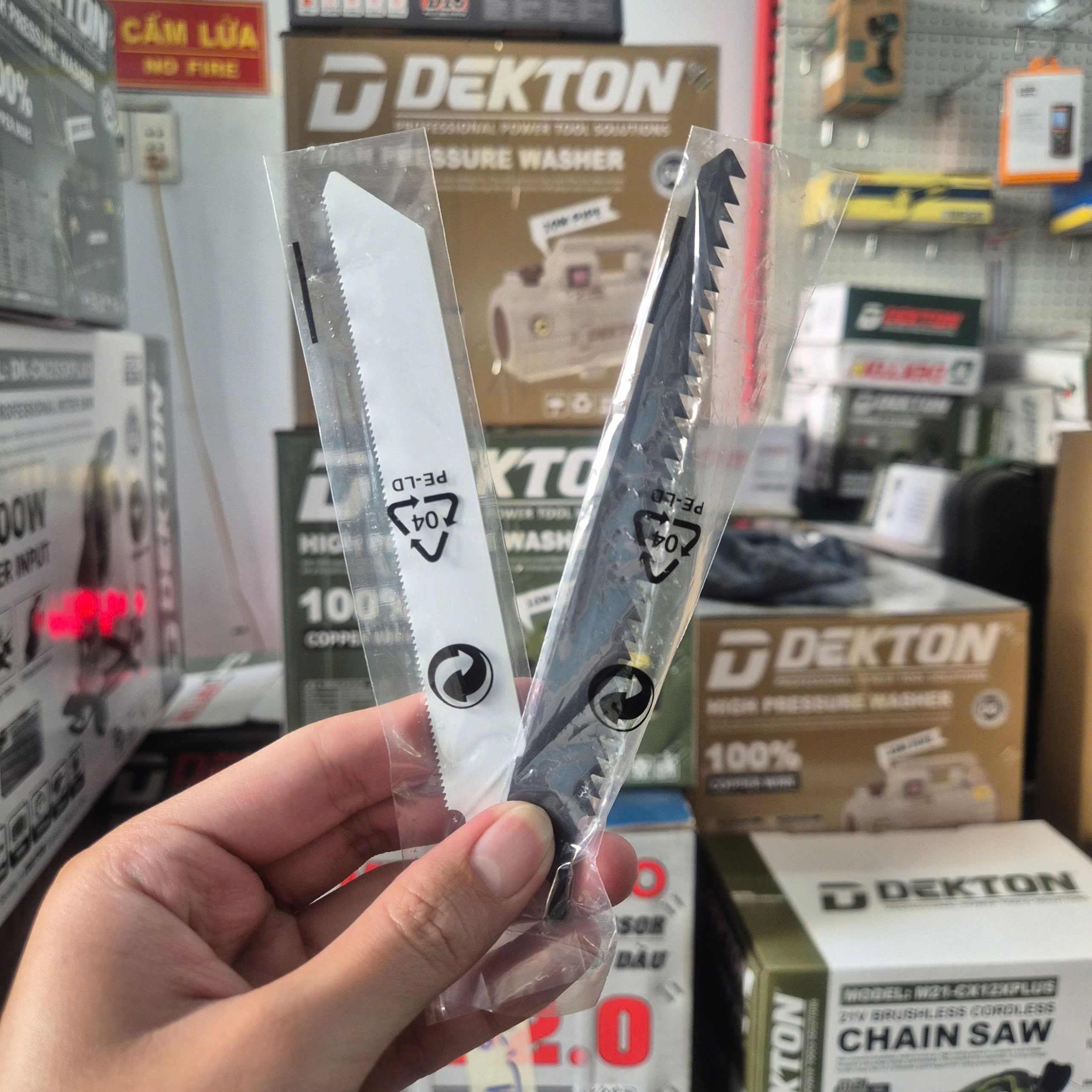 Máy cưa kiếm dùng pin 20V Dongcheng DCJF22 