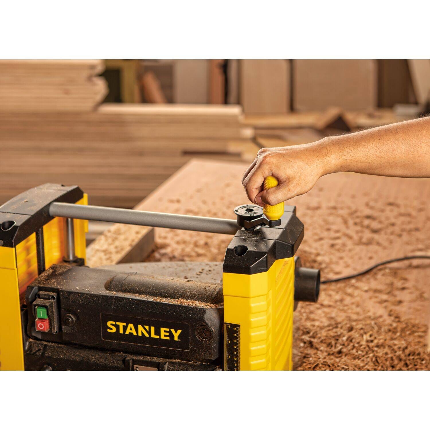 Máy bào gỗ để bàn 1800W Stanley STP18-B1