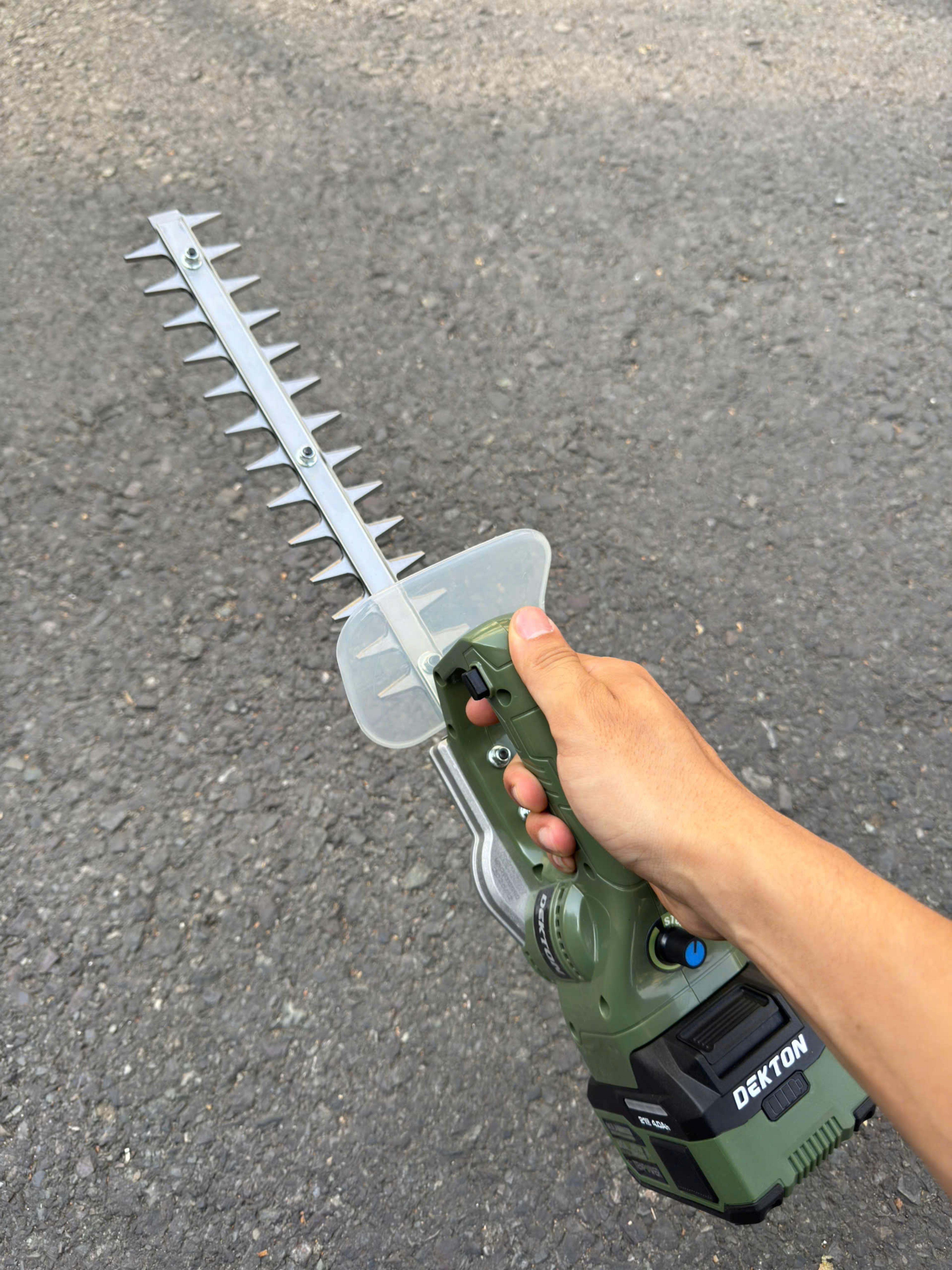 Máy cắt hàng rào pin 21V Dekton M21-CHR330XPRO