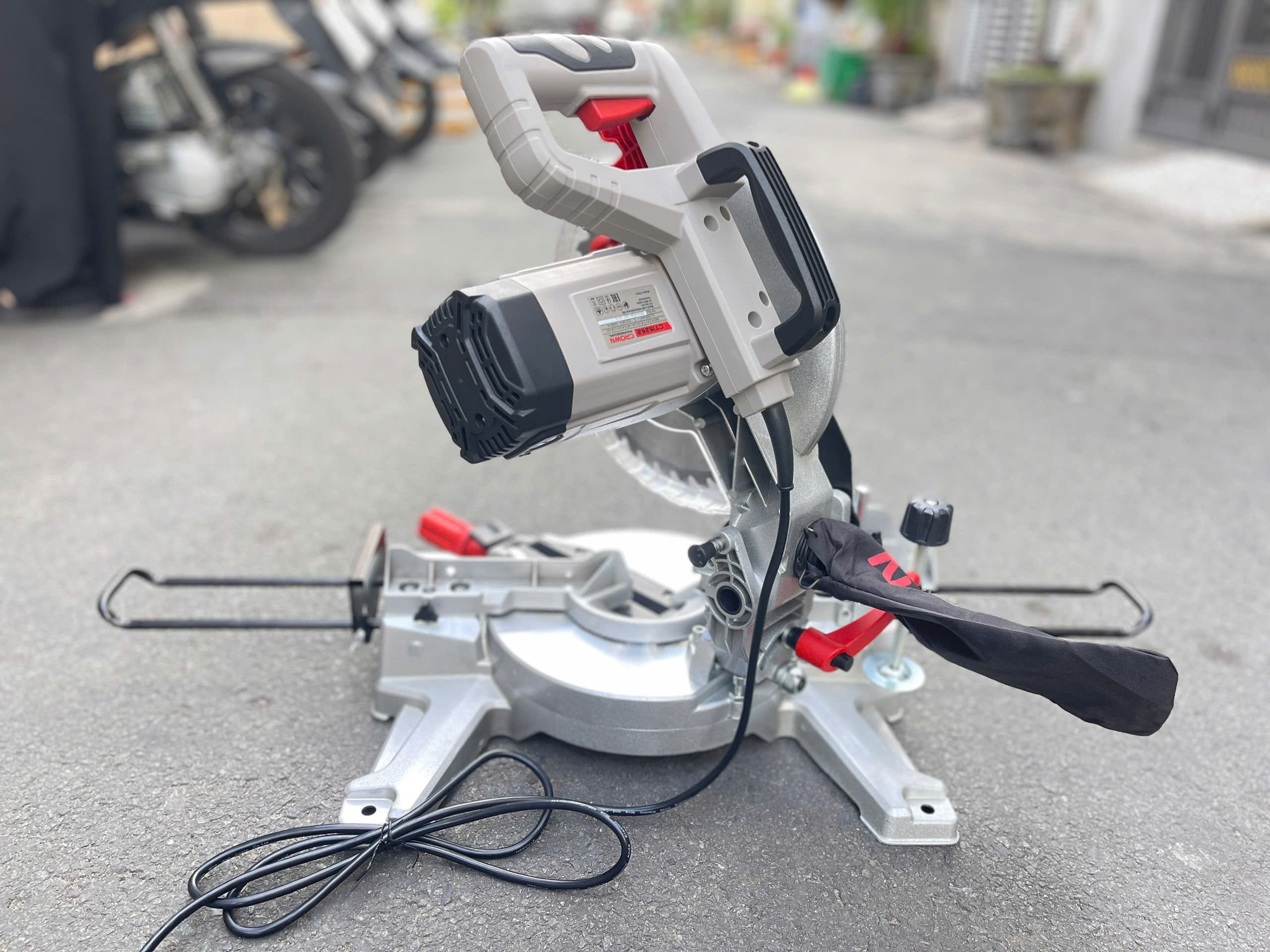 Máy cắt nhôm đa năng Crown CT 15262, cs 1800W, 255mm
