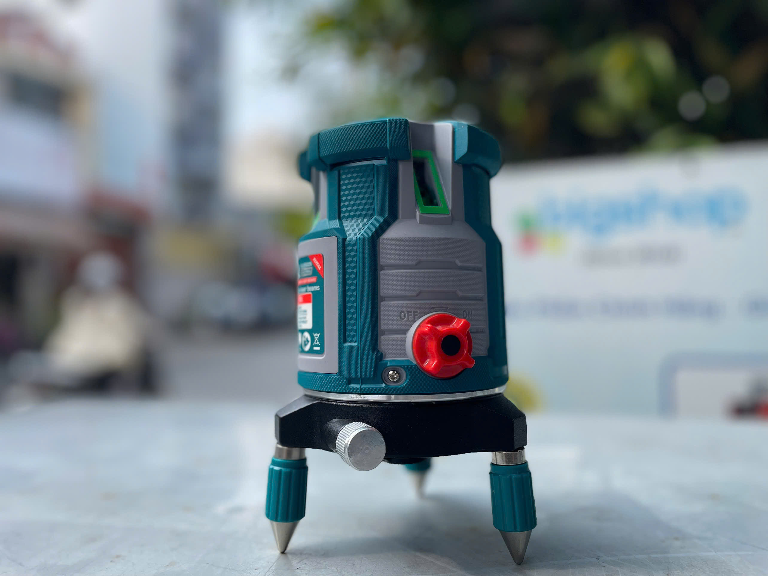 Máy đo mức cân bằng 5 tia xanh laser Total  TLL305205