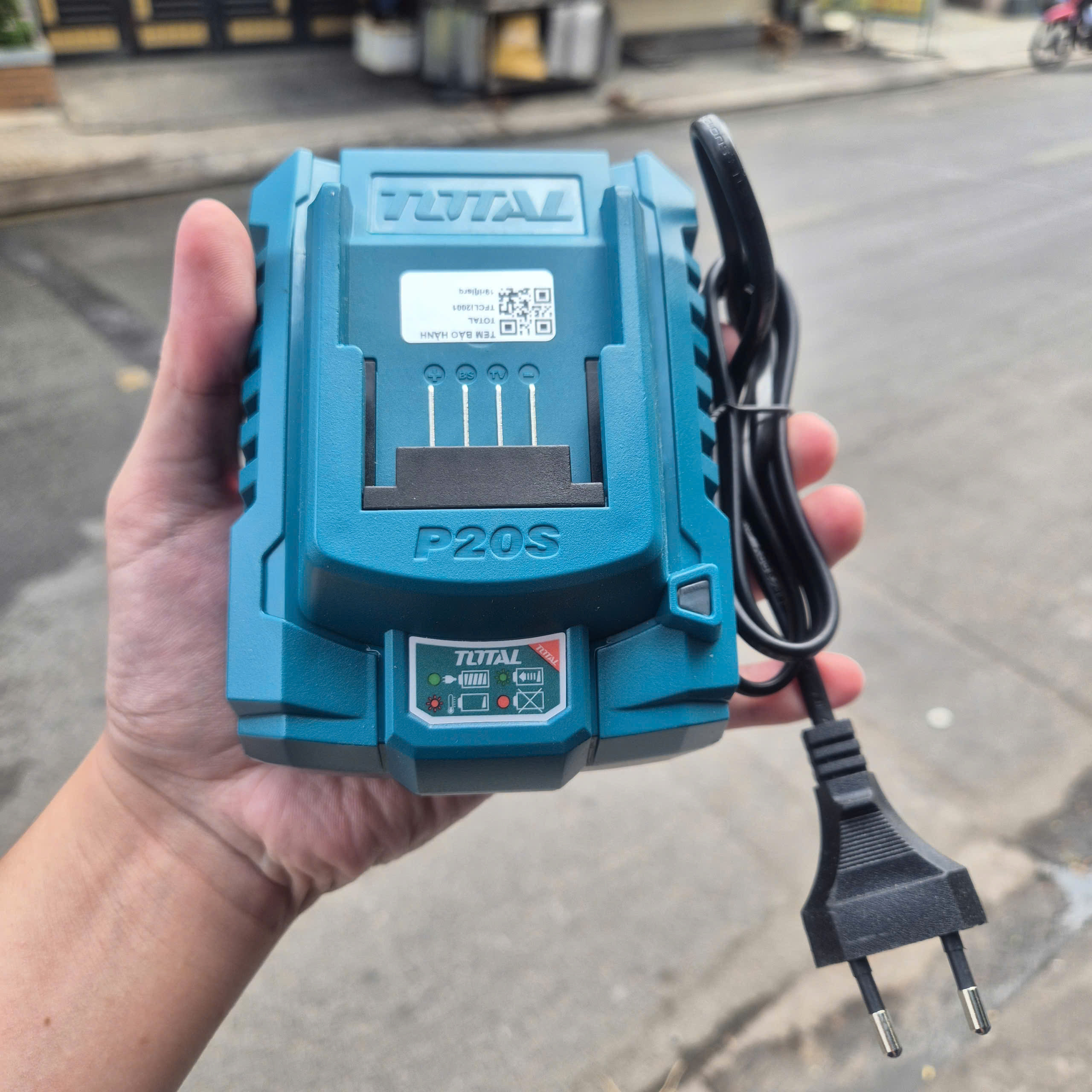 Máy hút bụi dùng pin Lithium 20V TOTAL TVLI20126 (1 pin 2AH, 1 sạc, 500ml)