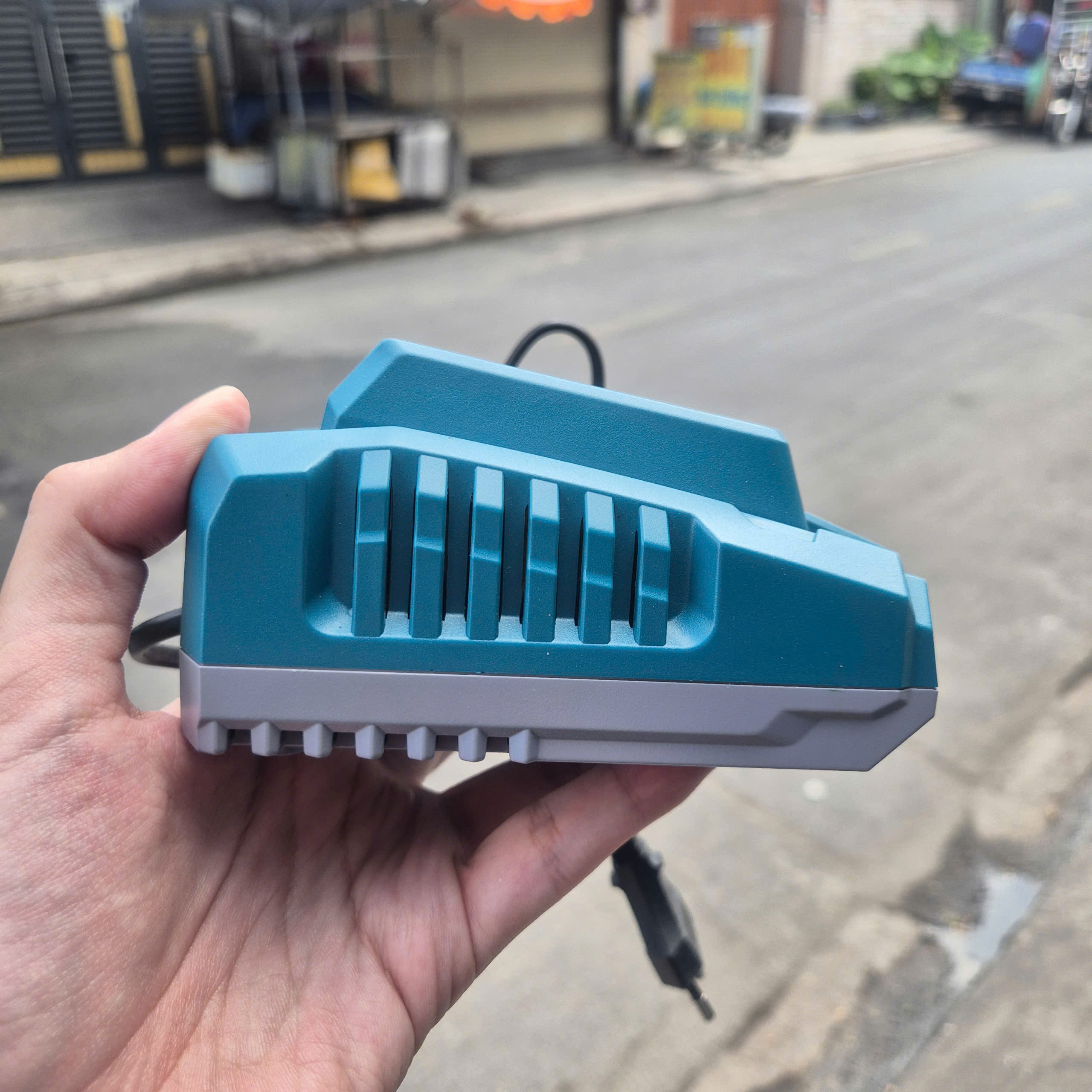 Máy hút bụi dùng pin Lithium 20V TOTAL TVLI20126 (1 pin 2AH, 1 sạc, 500ml)