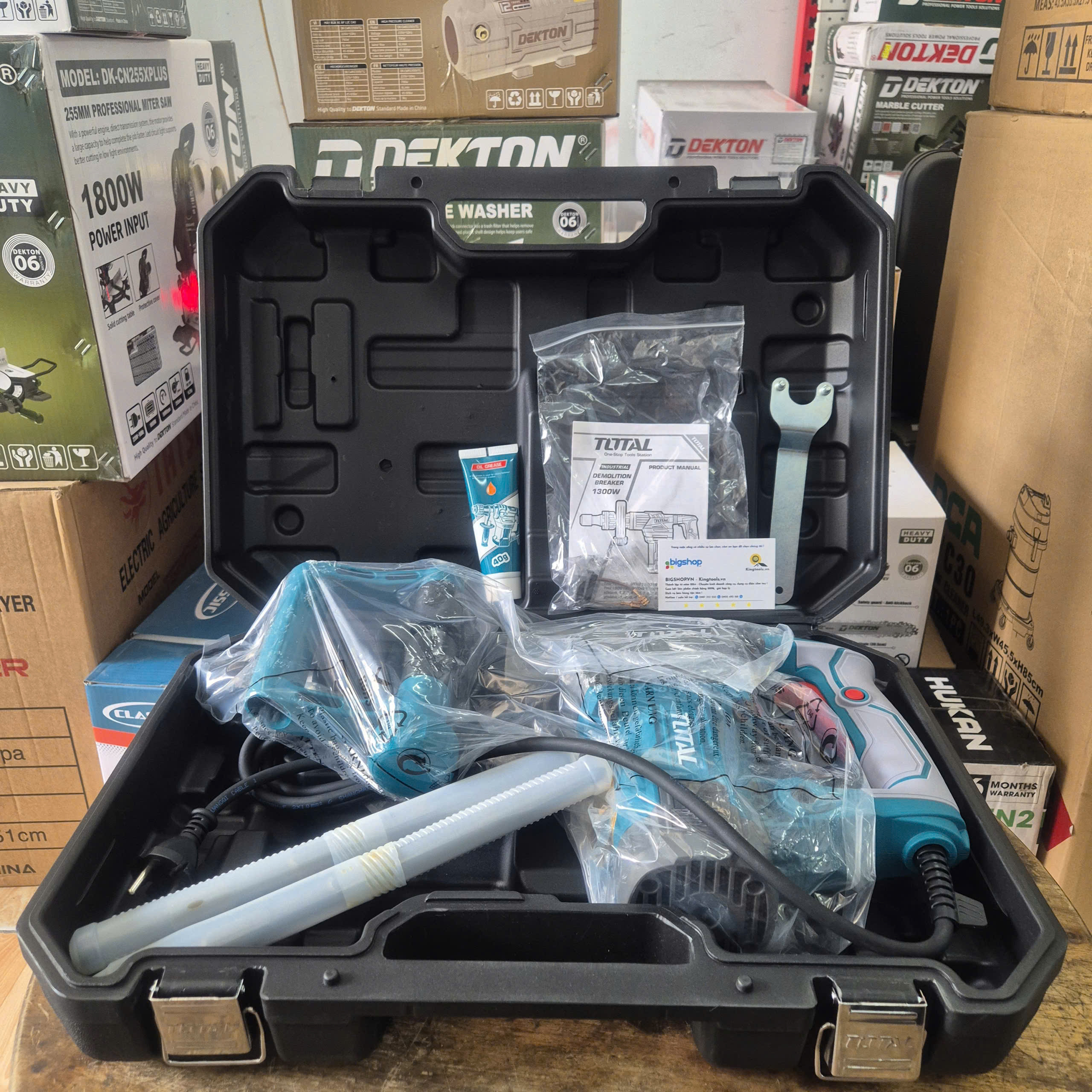 Máy đục bê tông Total TH2130016 17mm 1300W