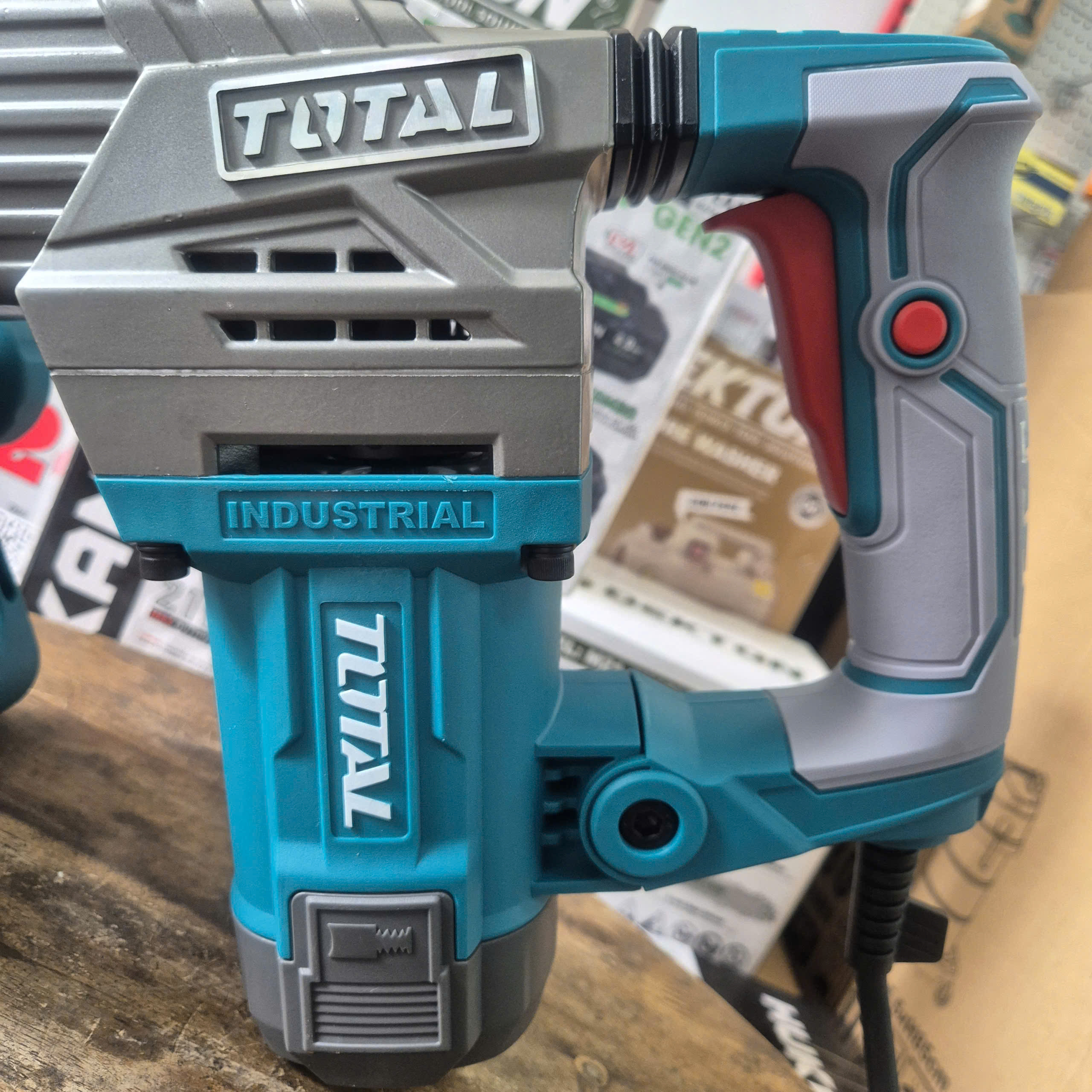 Máy đục bê tông Total TH2130016 17mm 1300W