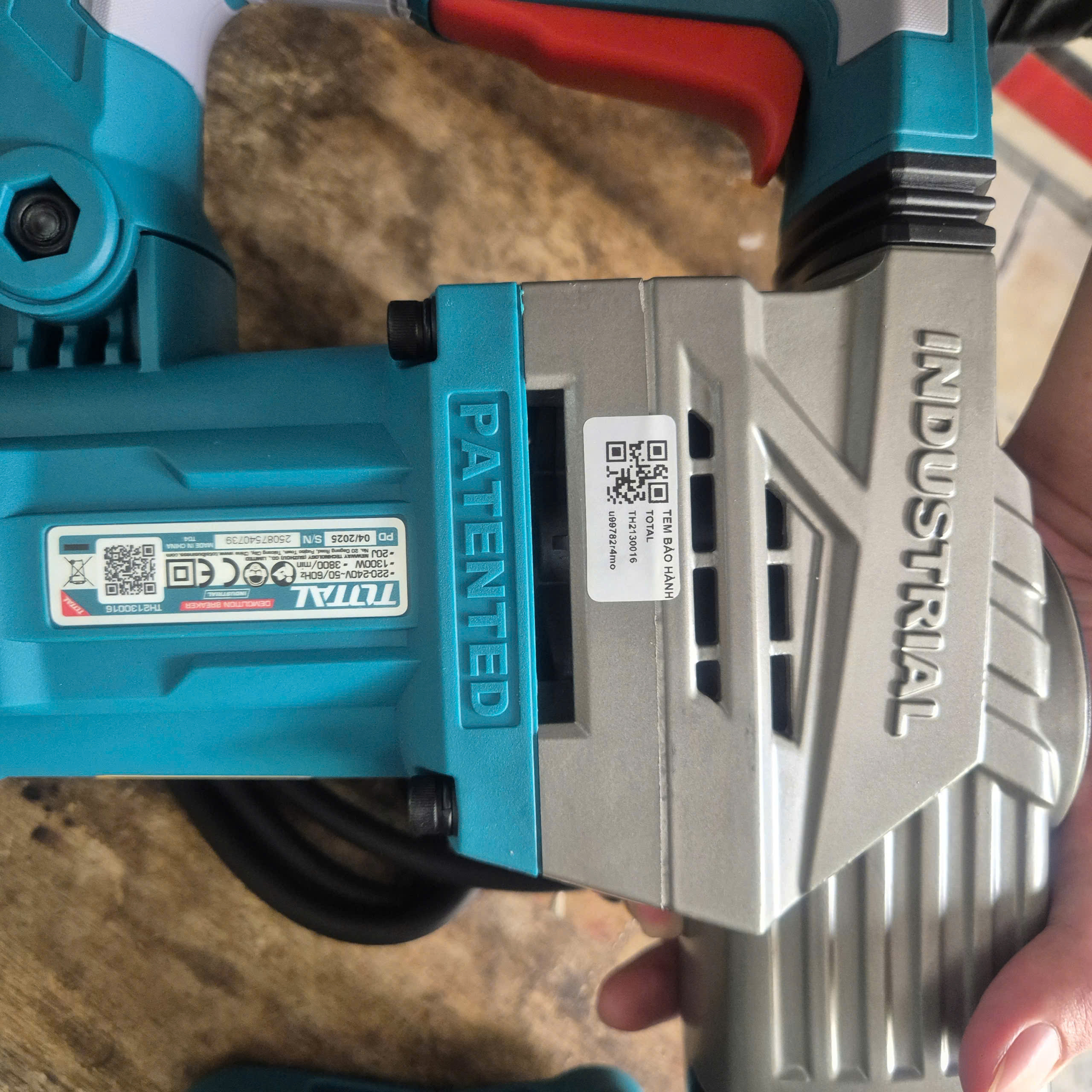 Máy đục bê tông Total TH2130016 17mm 1300W